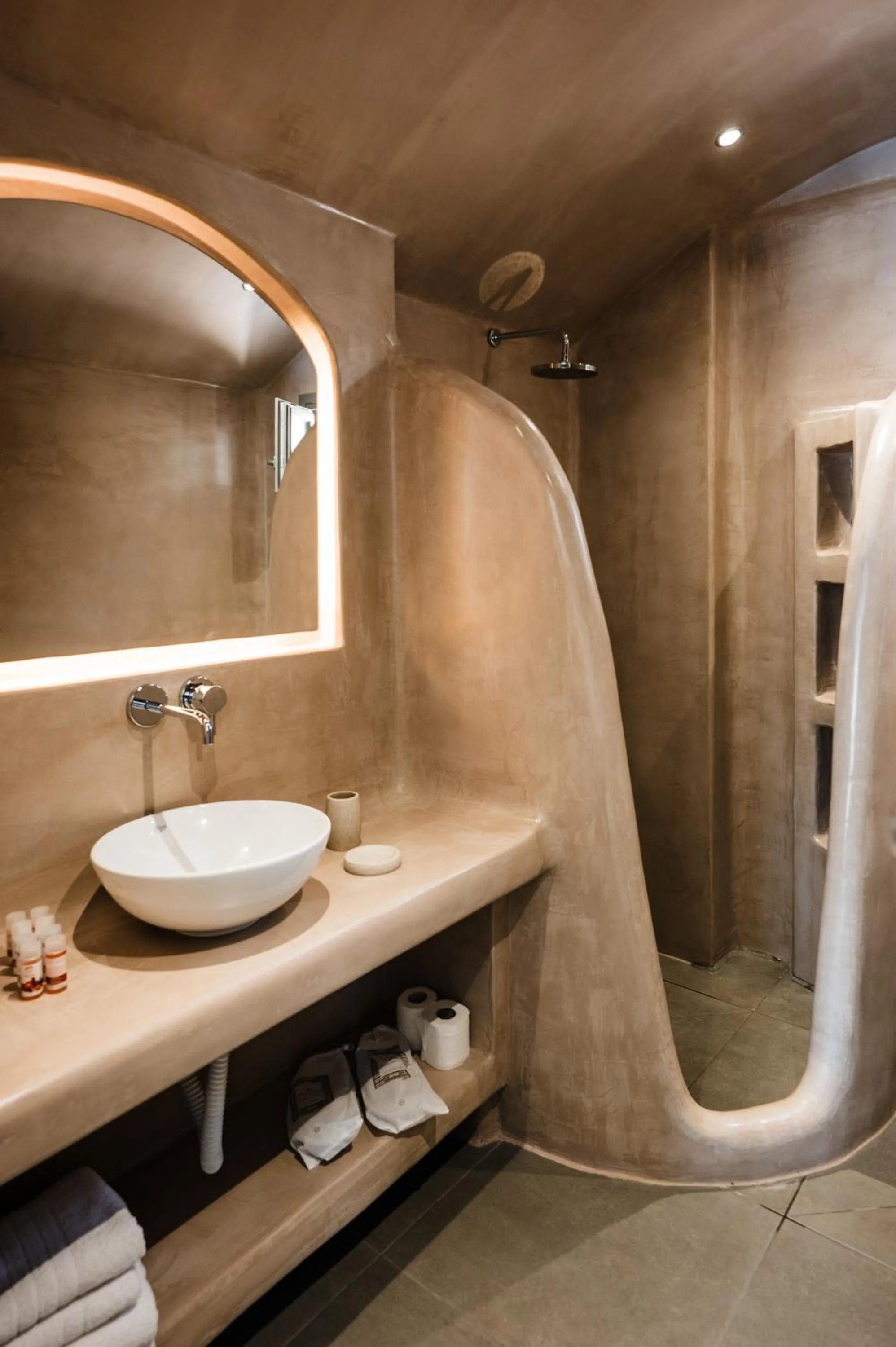 Shower in Amphitrite Suites Santorini