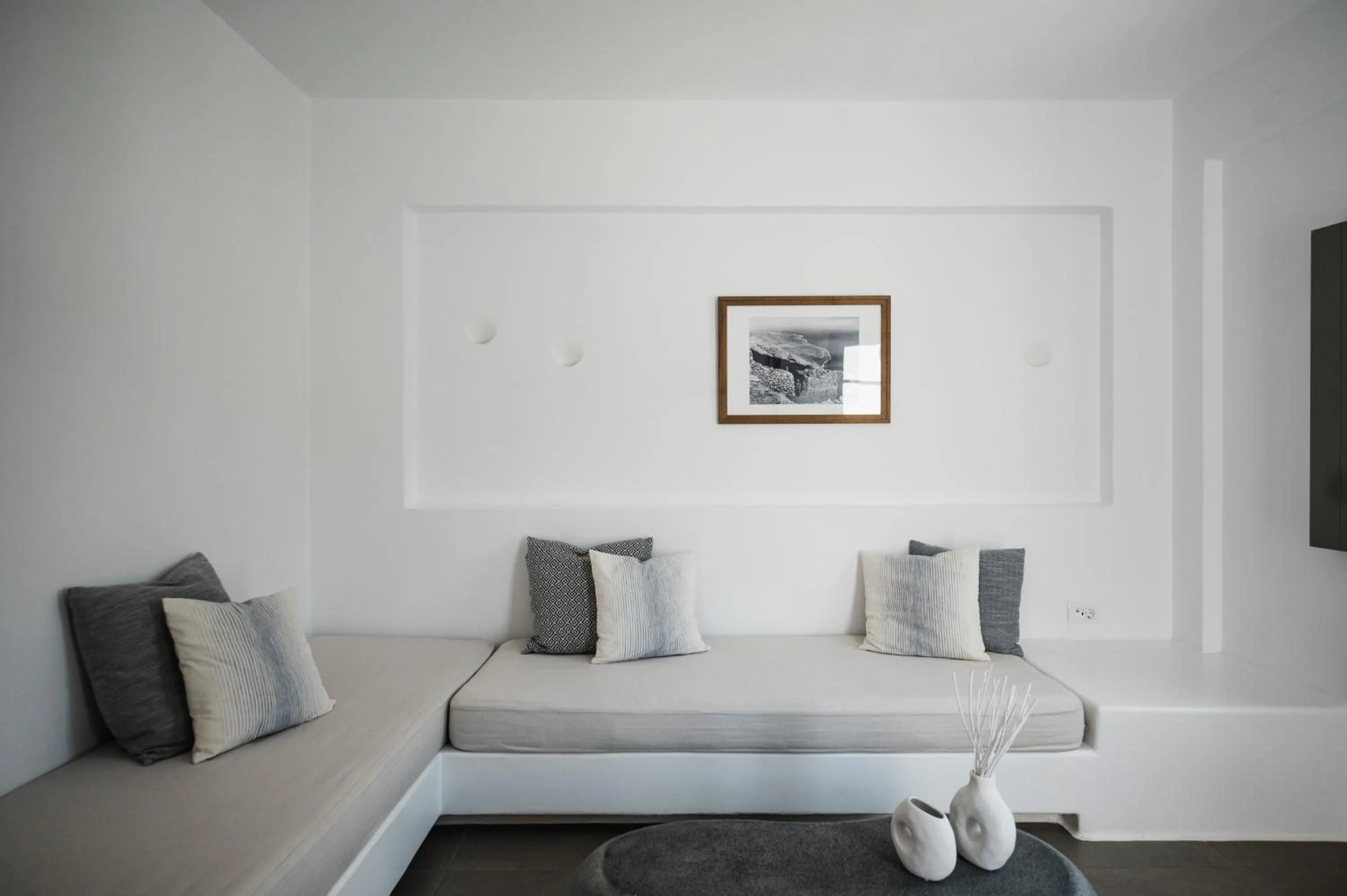 Living room, Bed in Amphitrite Suites Santorini