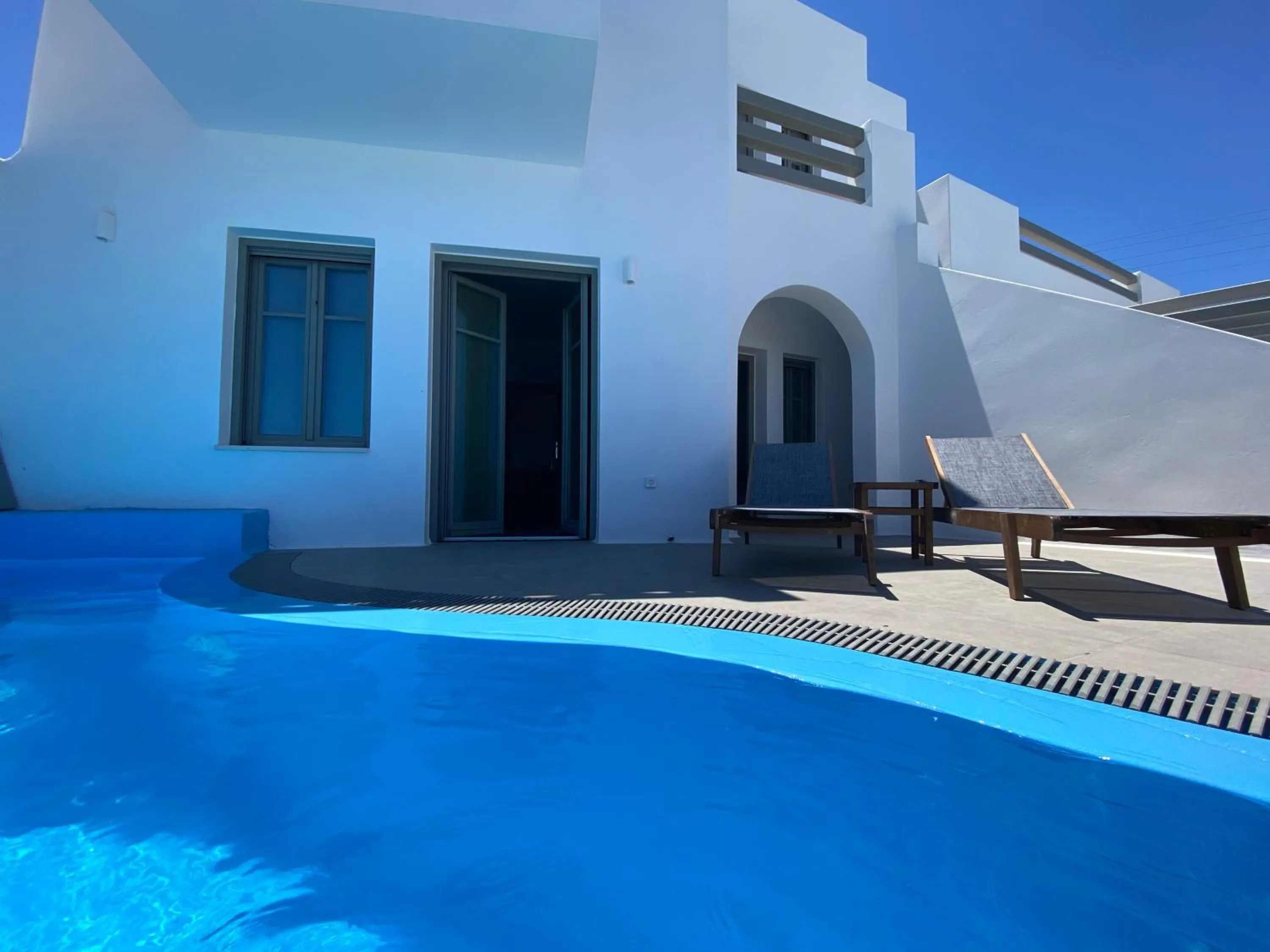 Swimming pool in Amphitrite Suites Santorini