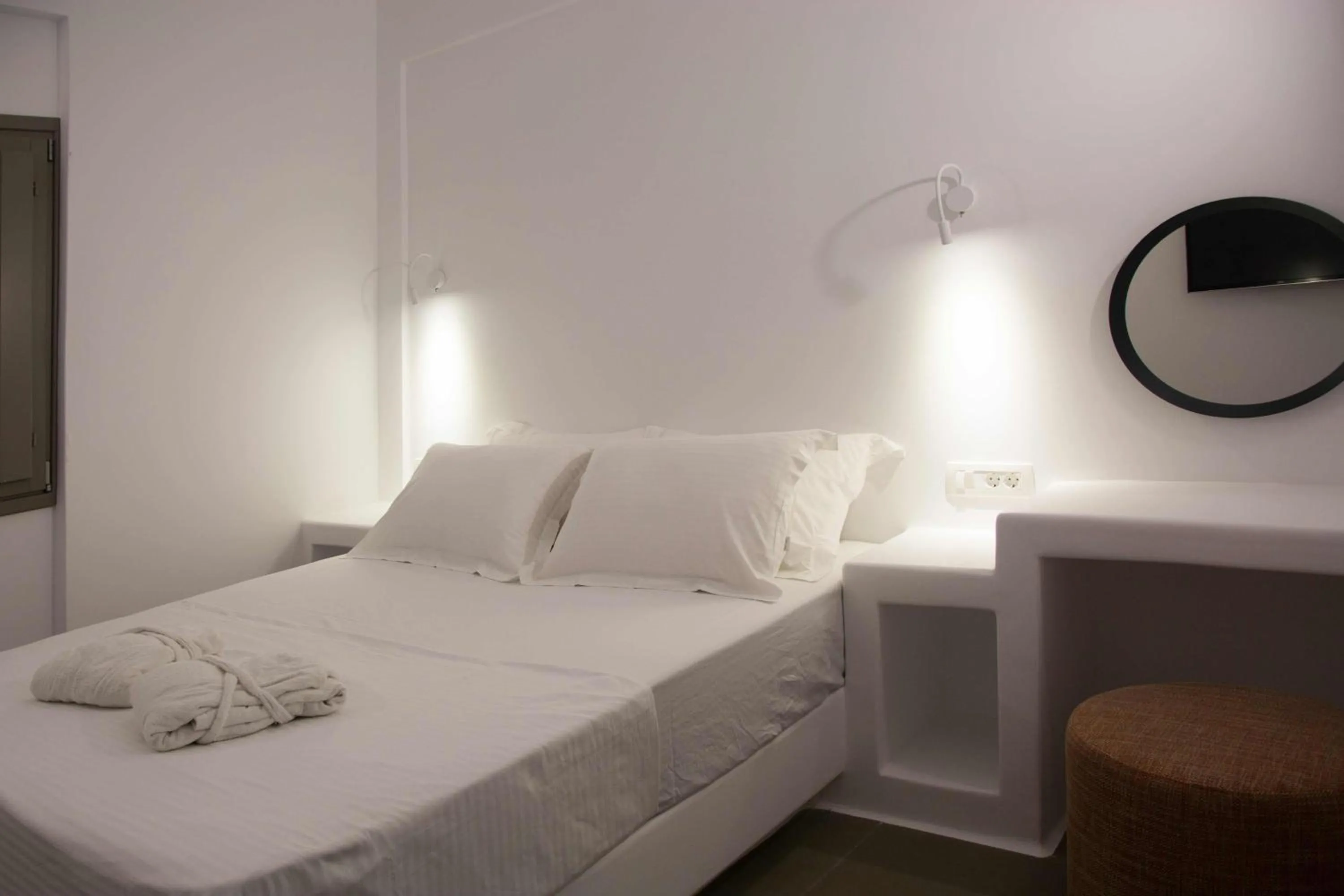 Bedroom, Bed in Amphitrite Suites Santorini