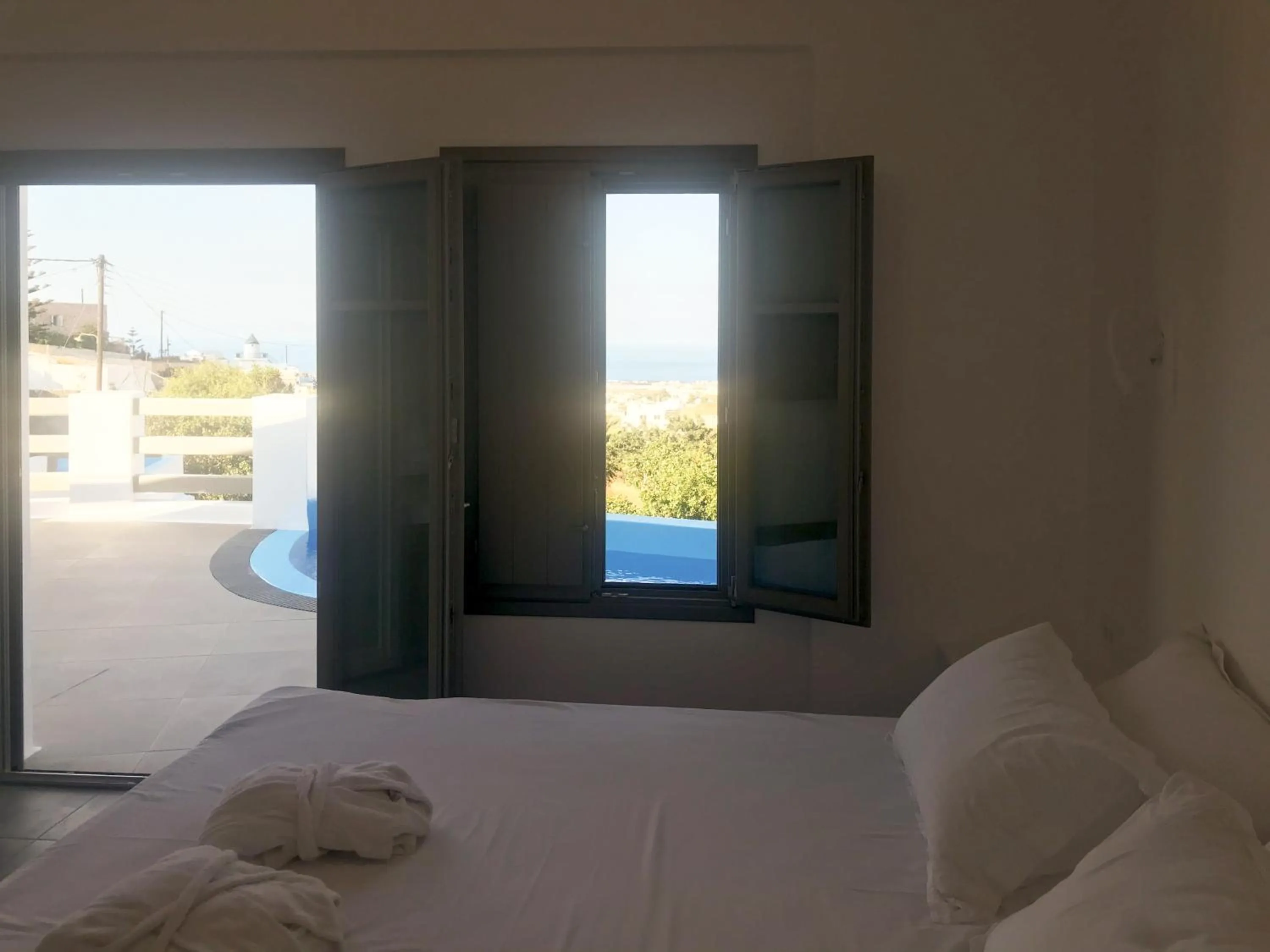 Bedroom, Bed in Amphitrite Suites Santorini