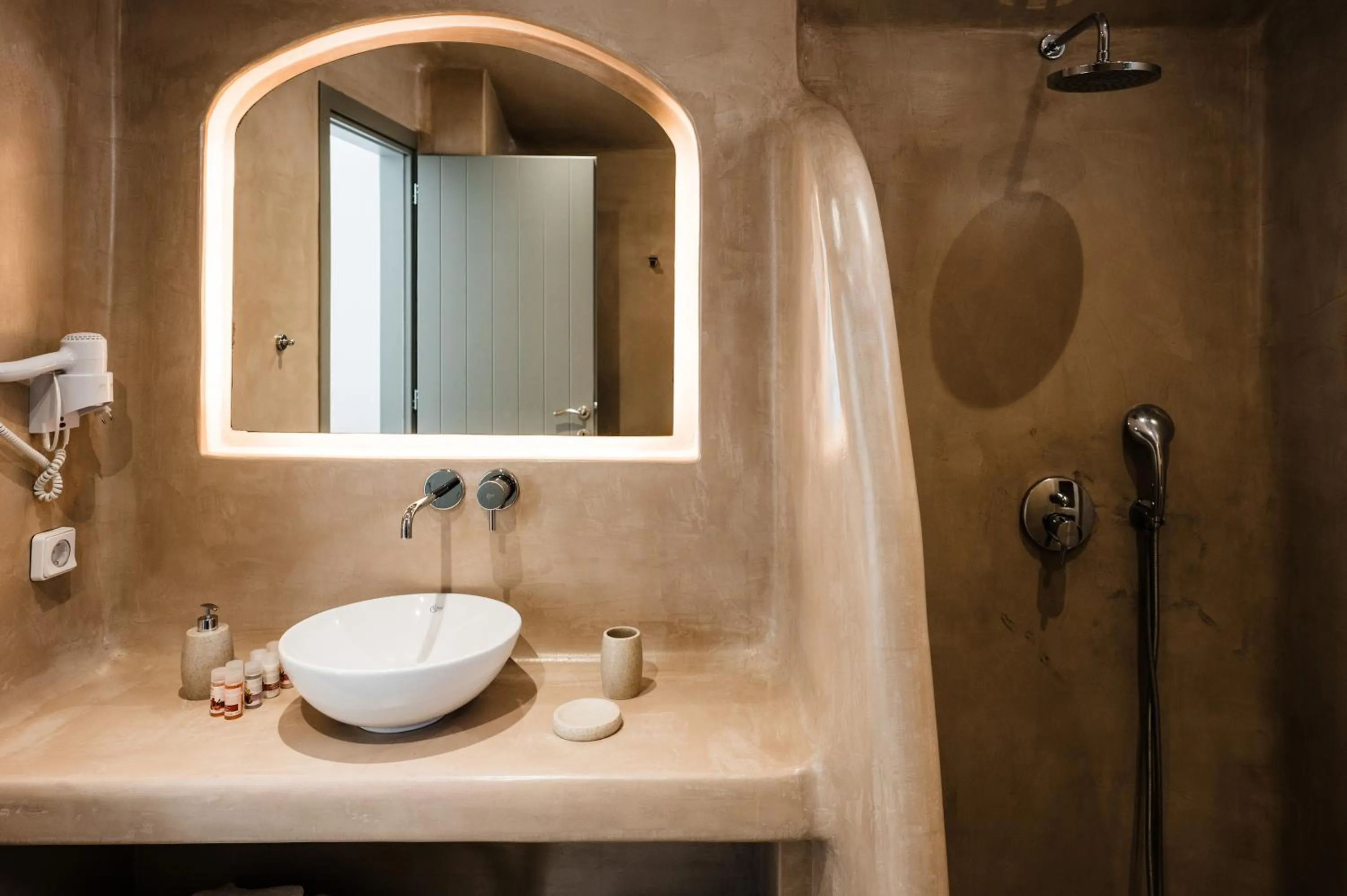 Shower in Amphitrite Suites Santorini