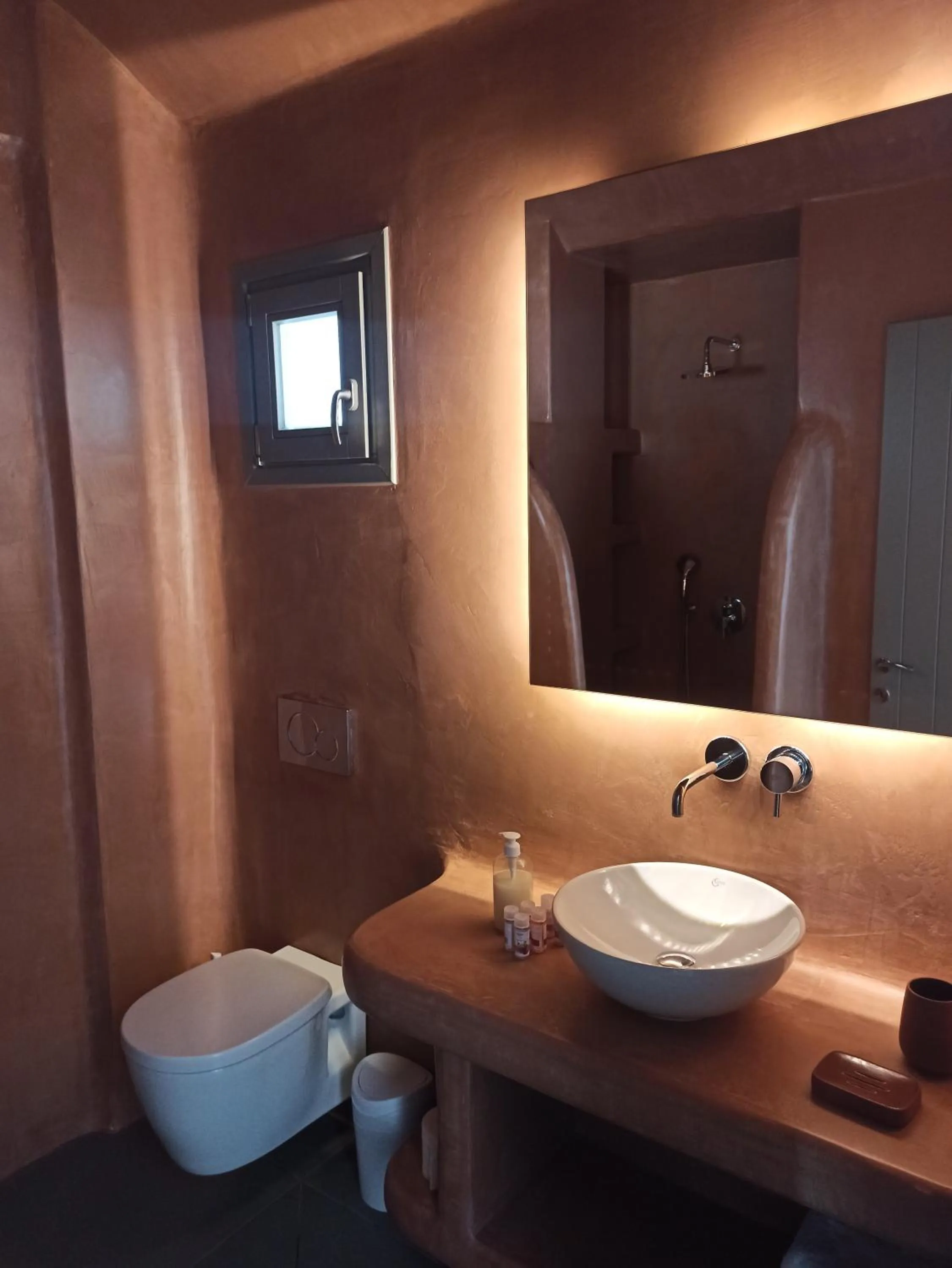 Toilet in Amphitrite Suites Santorini