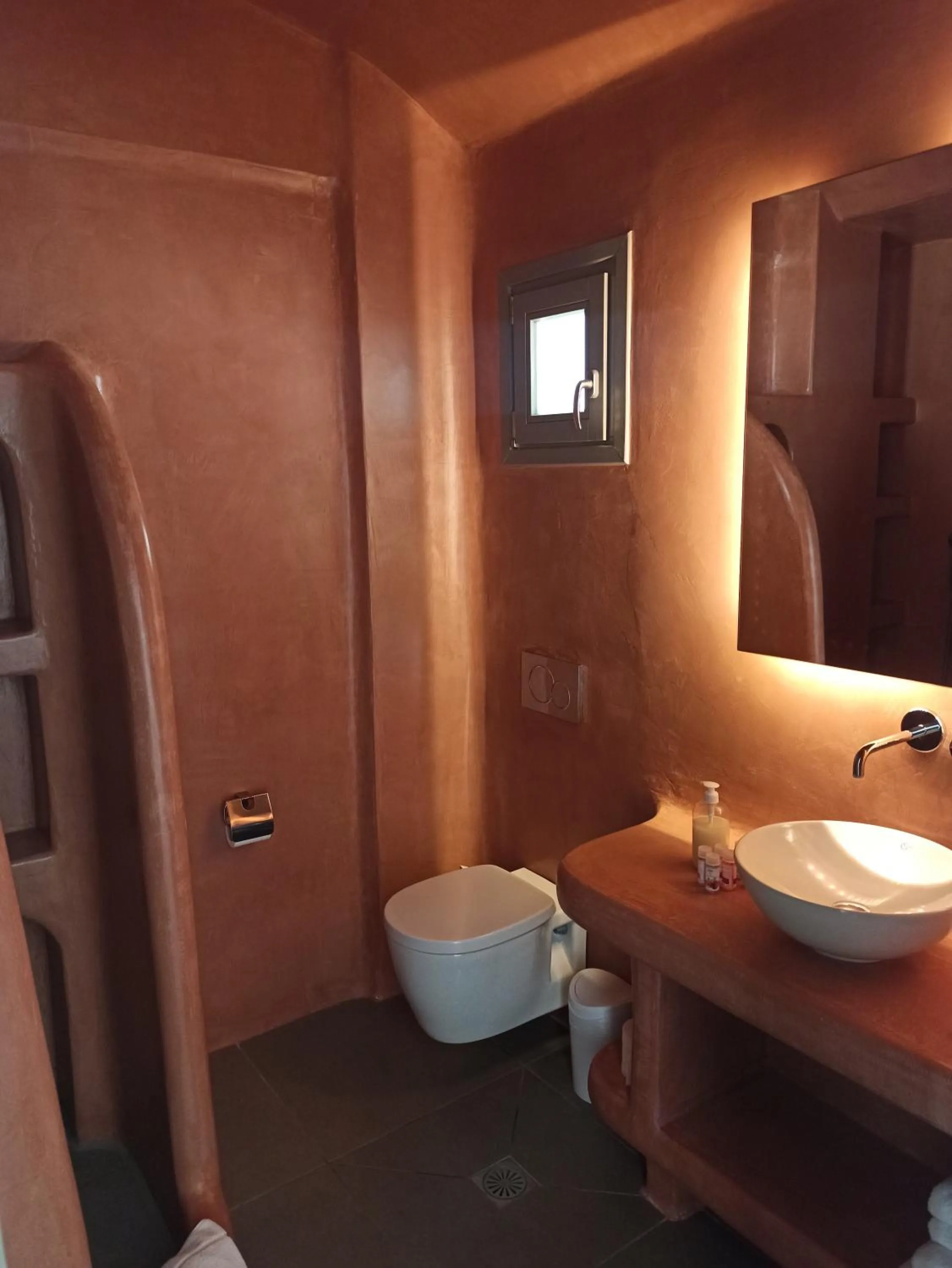 Shower in Amphitrite Suites Santorini