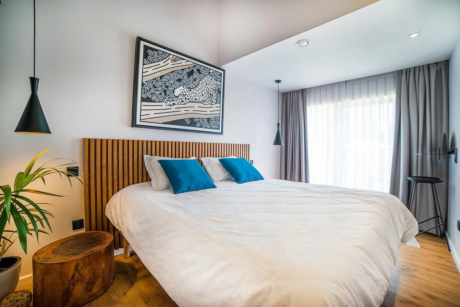 Photo of the whole room in Sense of Ofir