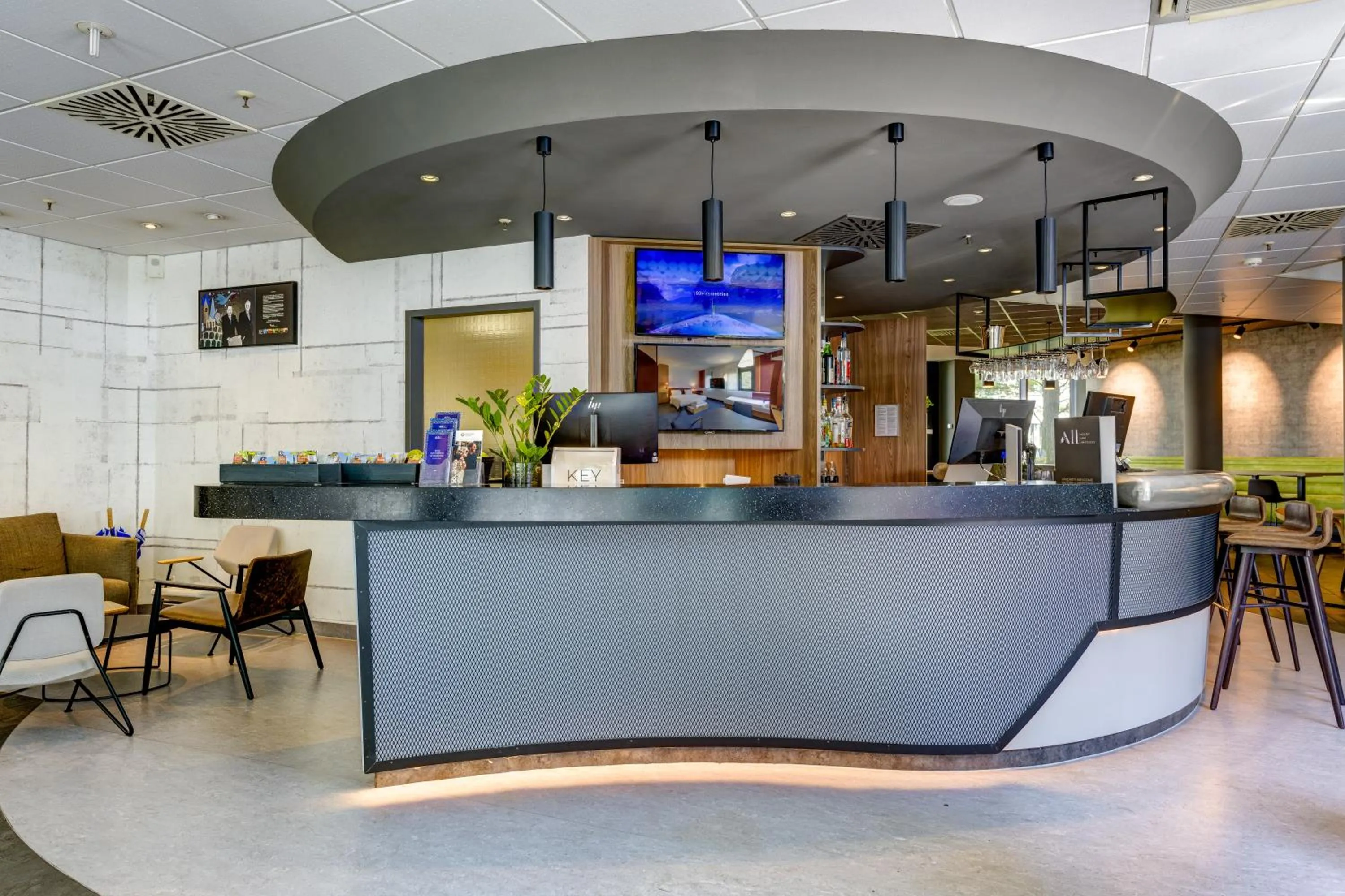 Lobby or reception in Novotel Suites München Parkstadt Schwabing