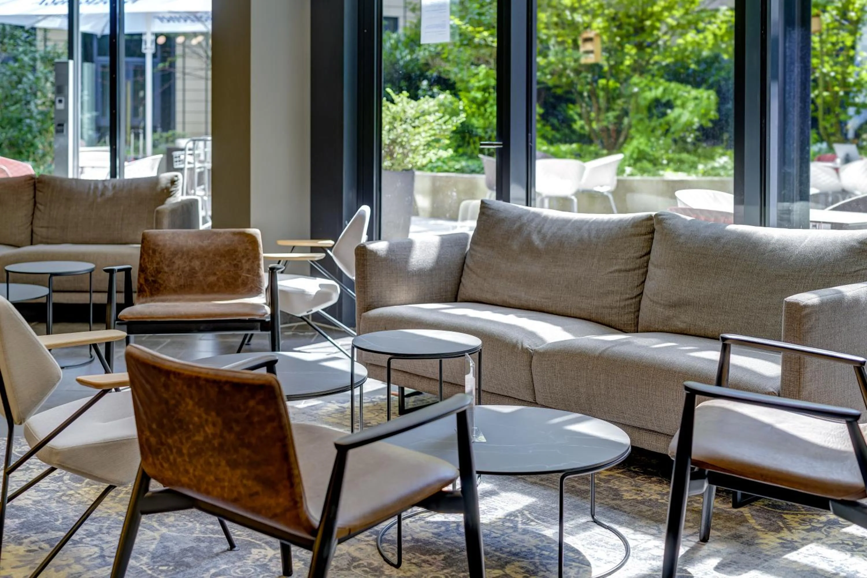 Lounge or bar in Novotel Suites München Parkstadt Schwabing