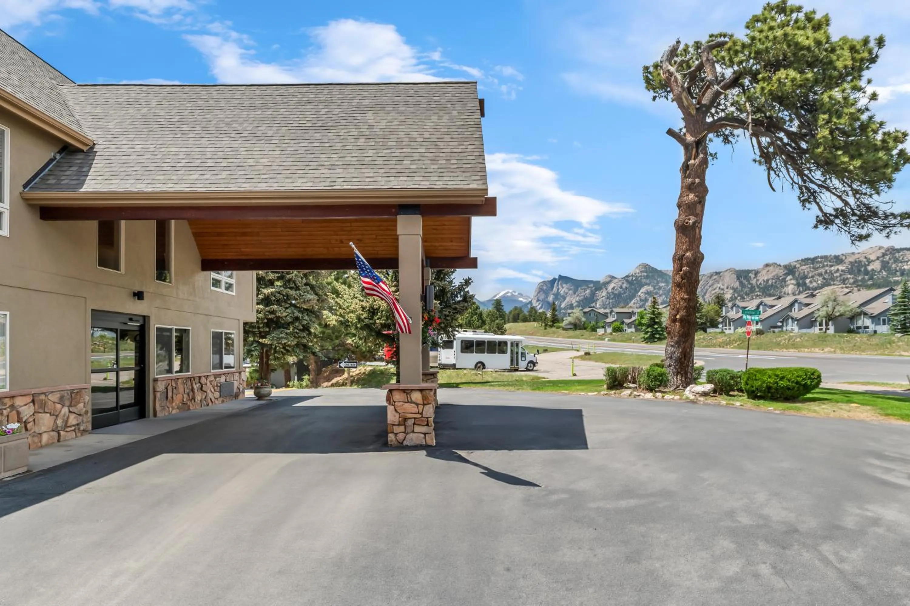 Facade/entrance in Quality Inn near Rocky Mountain National Park