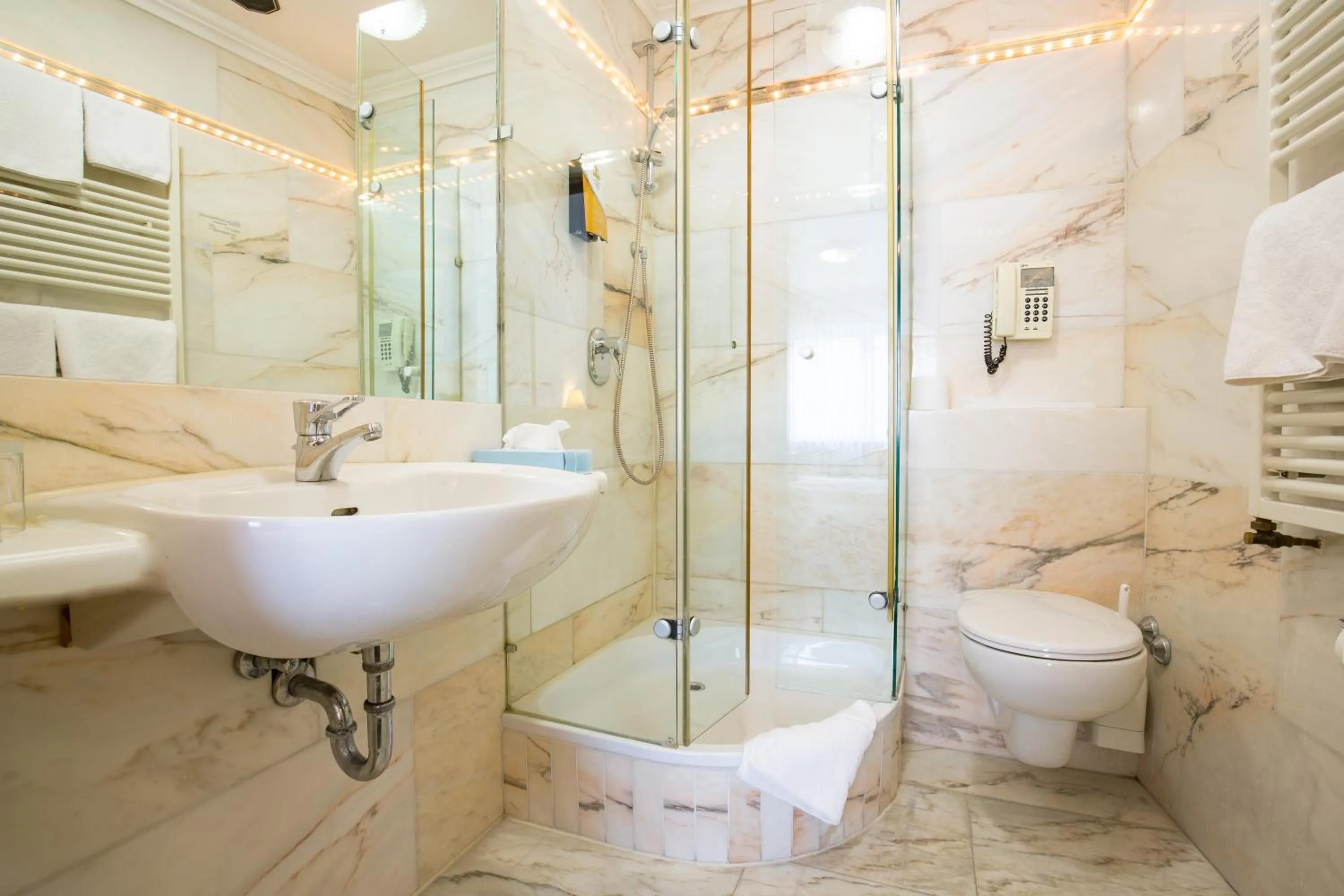 Shower in AAAA Hotelwelt KÜBLER