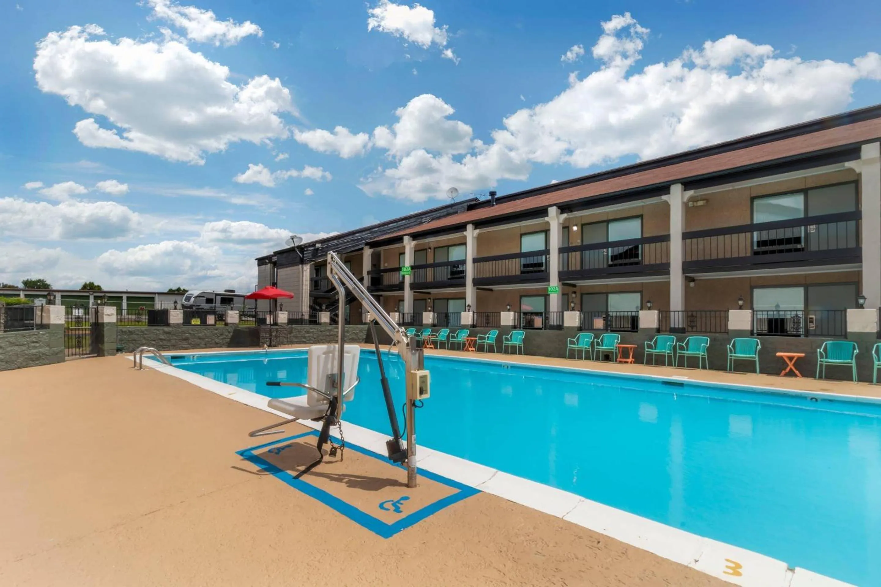 Swimming pool in Quality Inn Madison - Huntsville