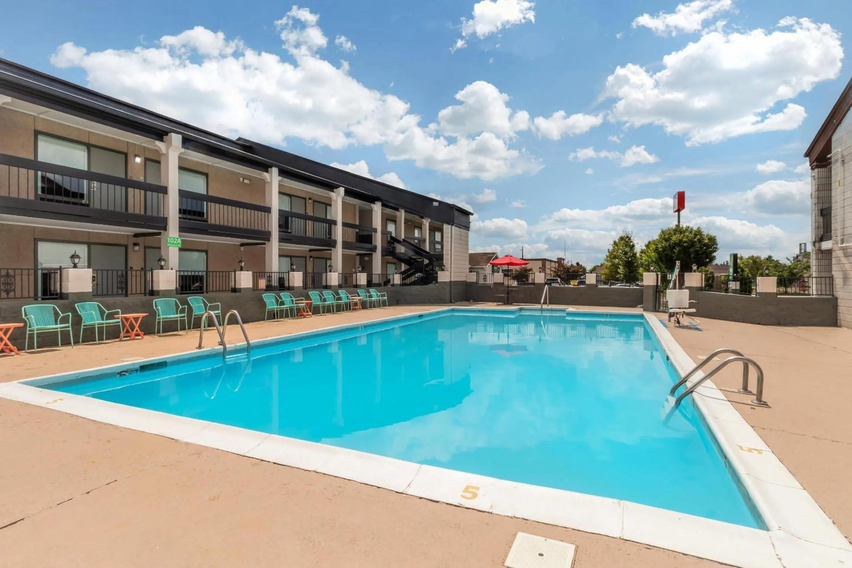 Swimming pool in Quality Inn Madison - Huntsville