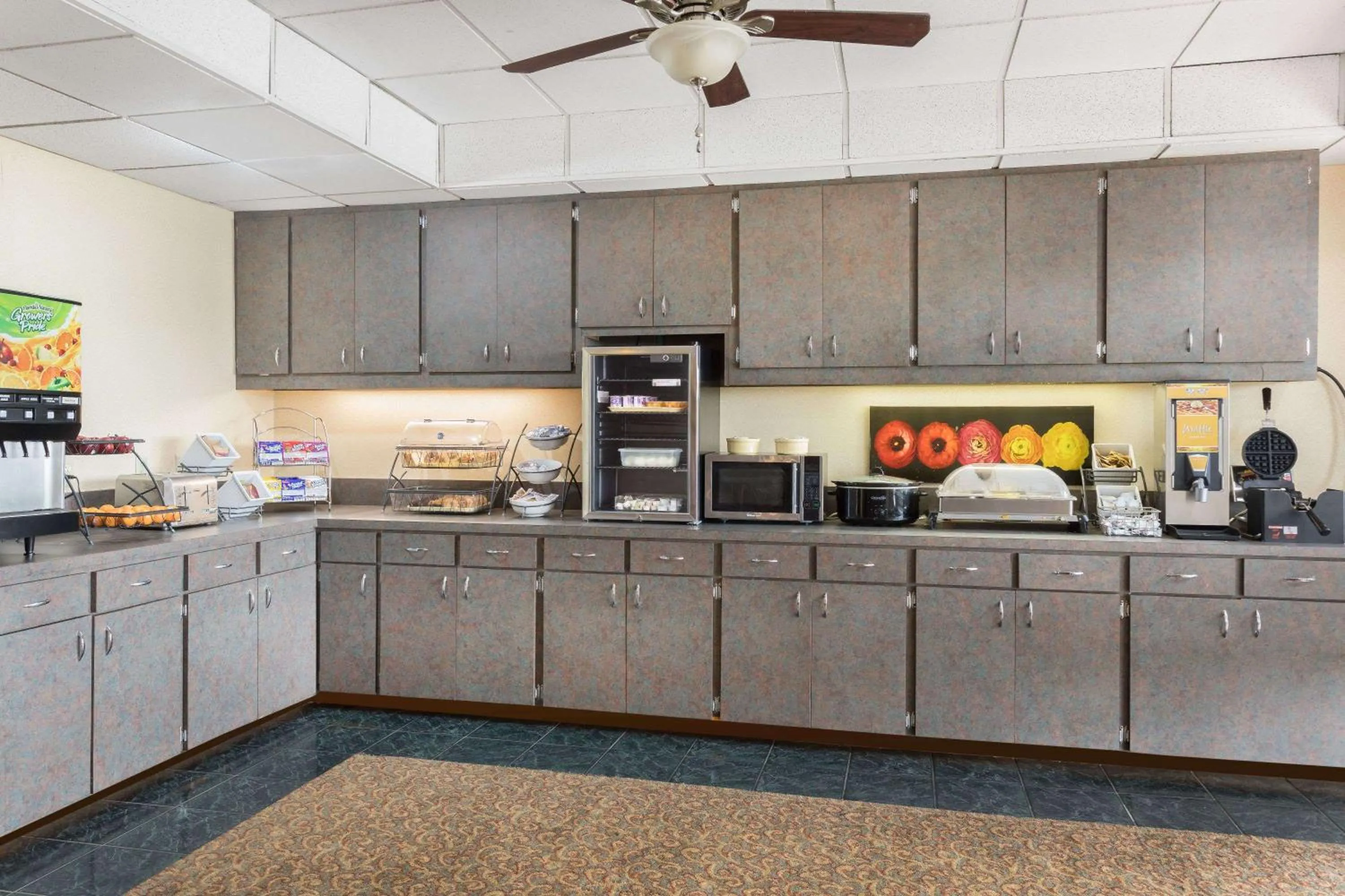 Restaurant/places to eat in Baymont by Wyndham Fayetteville