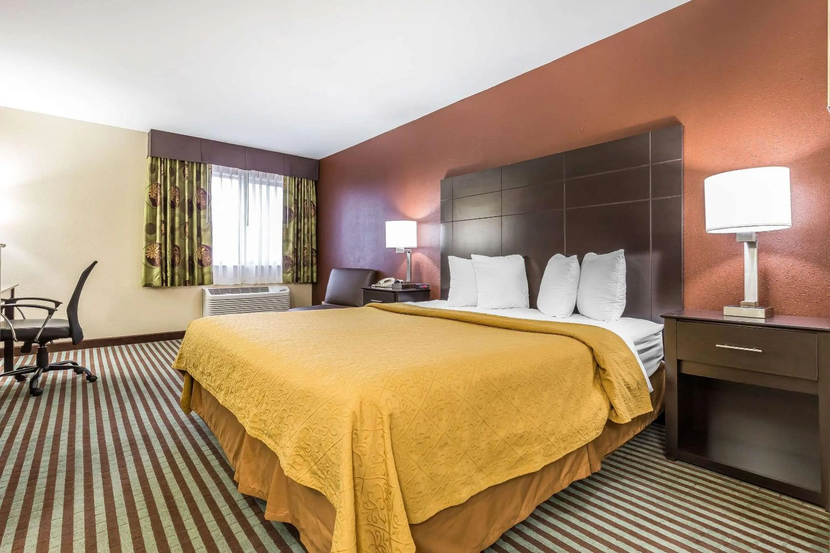 Bed in Quality Inn Mount Vernon, IL