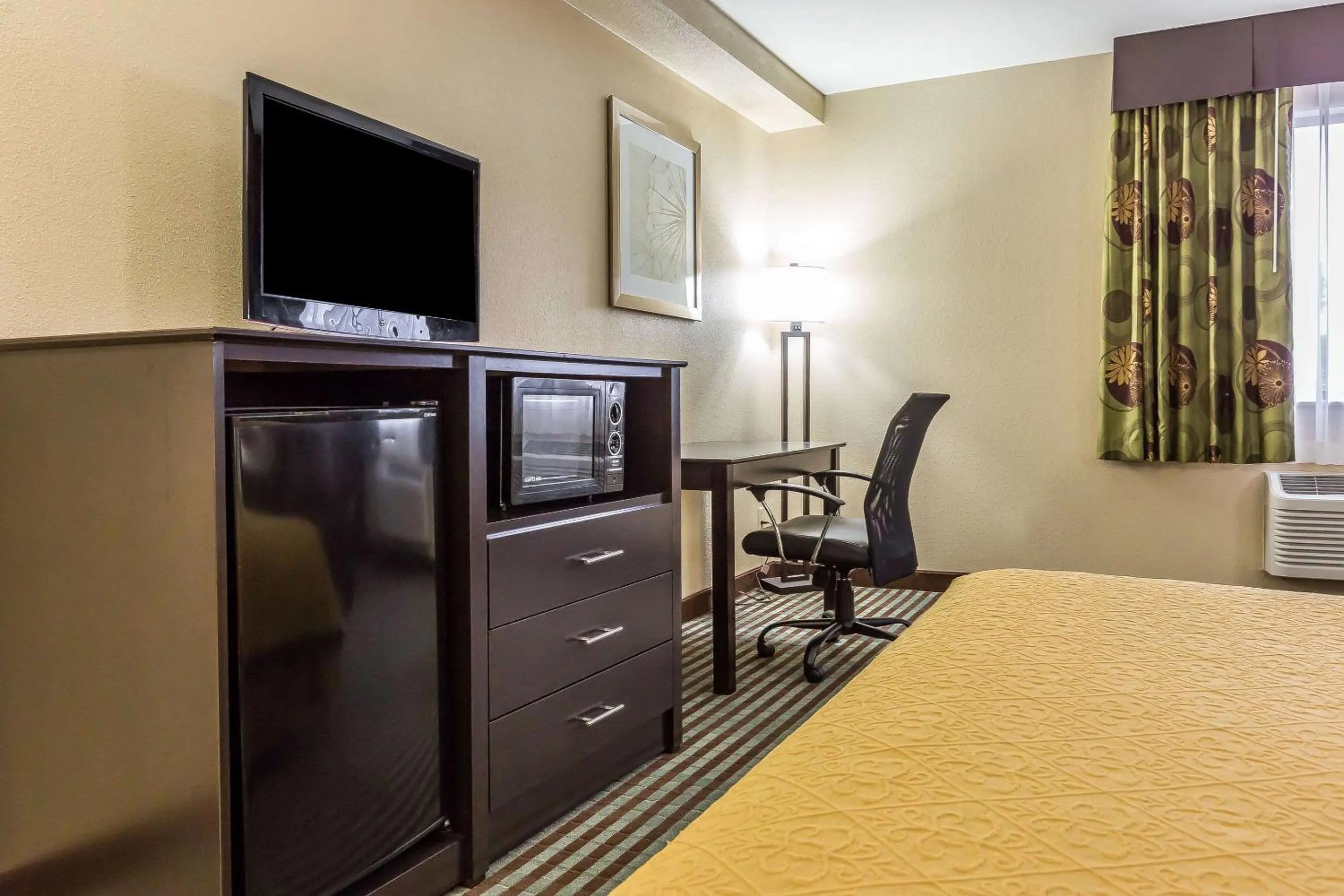 TV and multimedia, Bed in Quality Inn Mount Vernon, IL