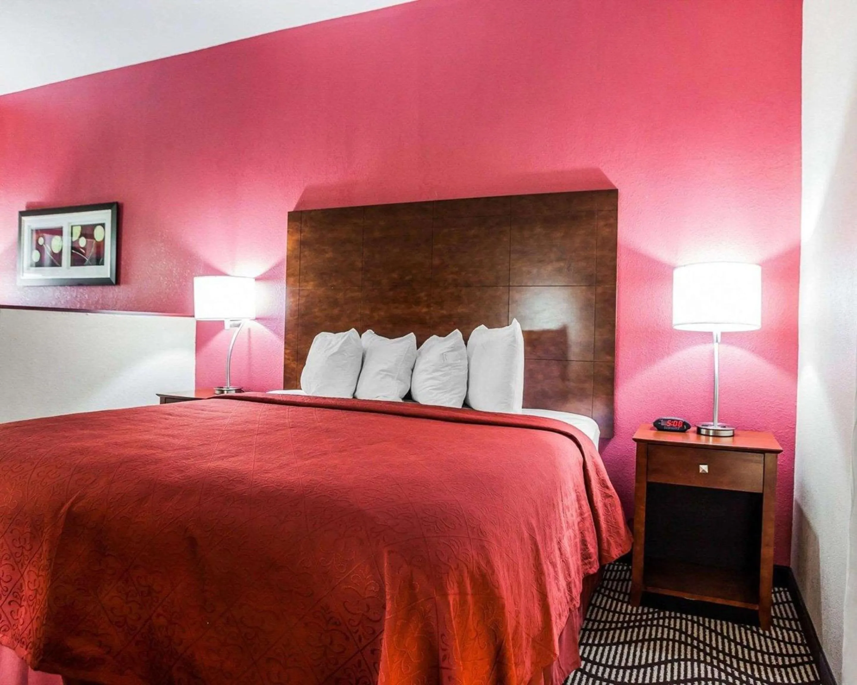 Photo of the whole room, Bed in Quality Inn & Suites Altoona - Des Moines