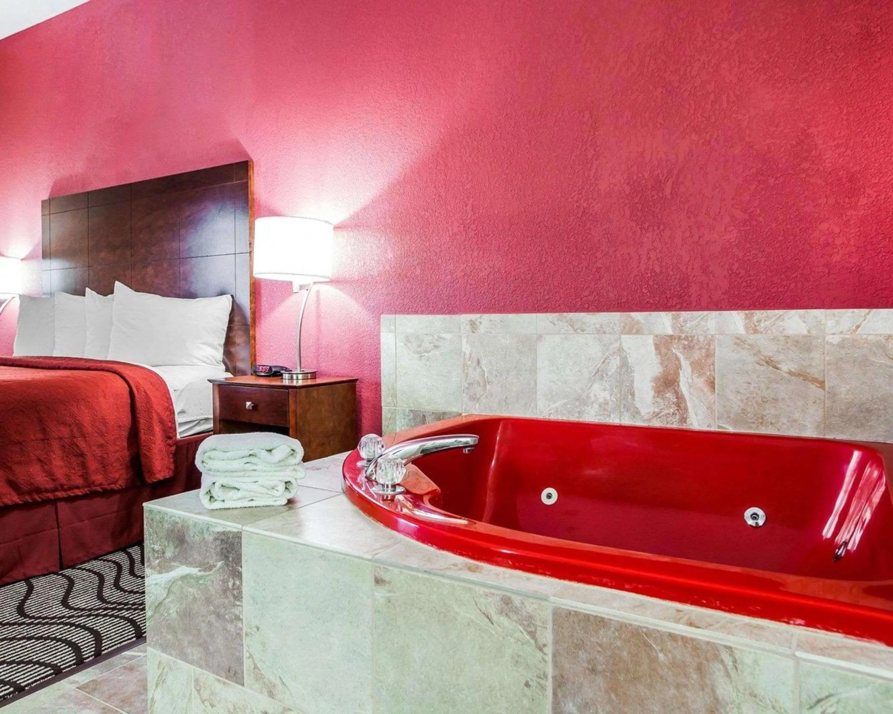 Photo of the whole room, Bed in Quality Inn & Suites Altoona - Des Moines