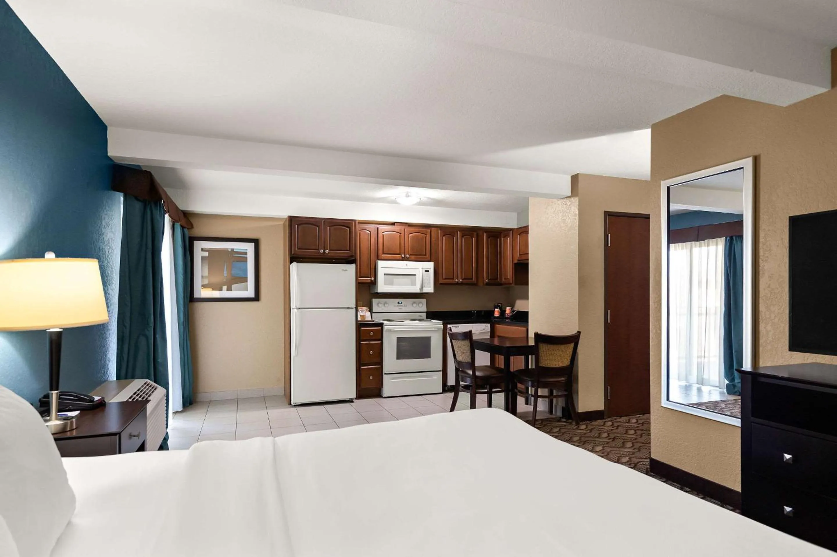 Bedroom, Bed in Comfort Inn & Suites Springfield I-55