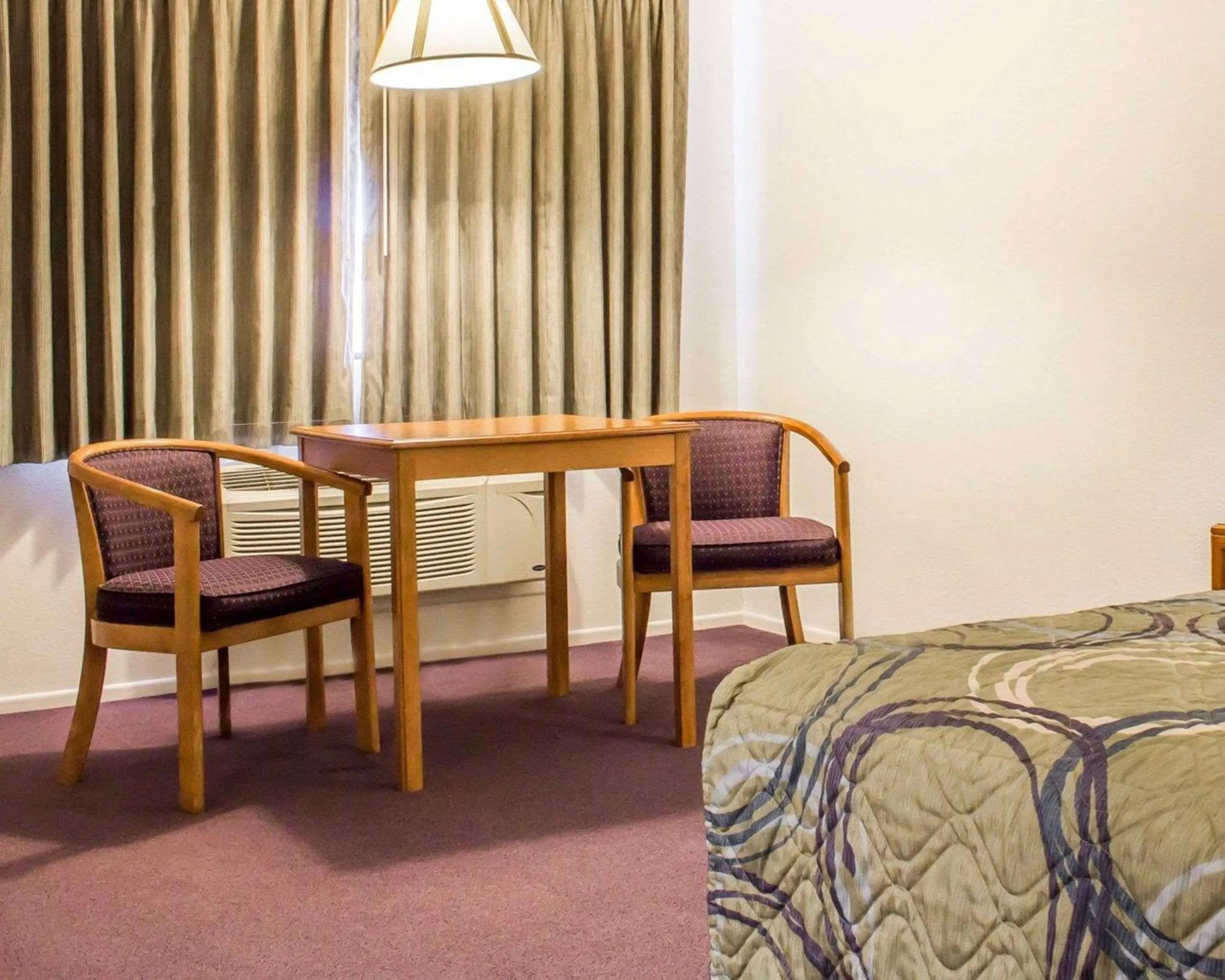 Photo of the whole room, Bed in Rodeway Inn Silver Creek Inn