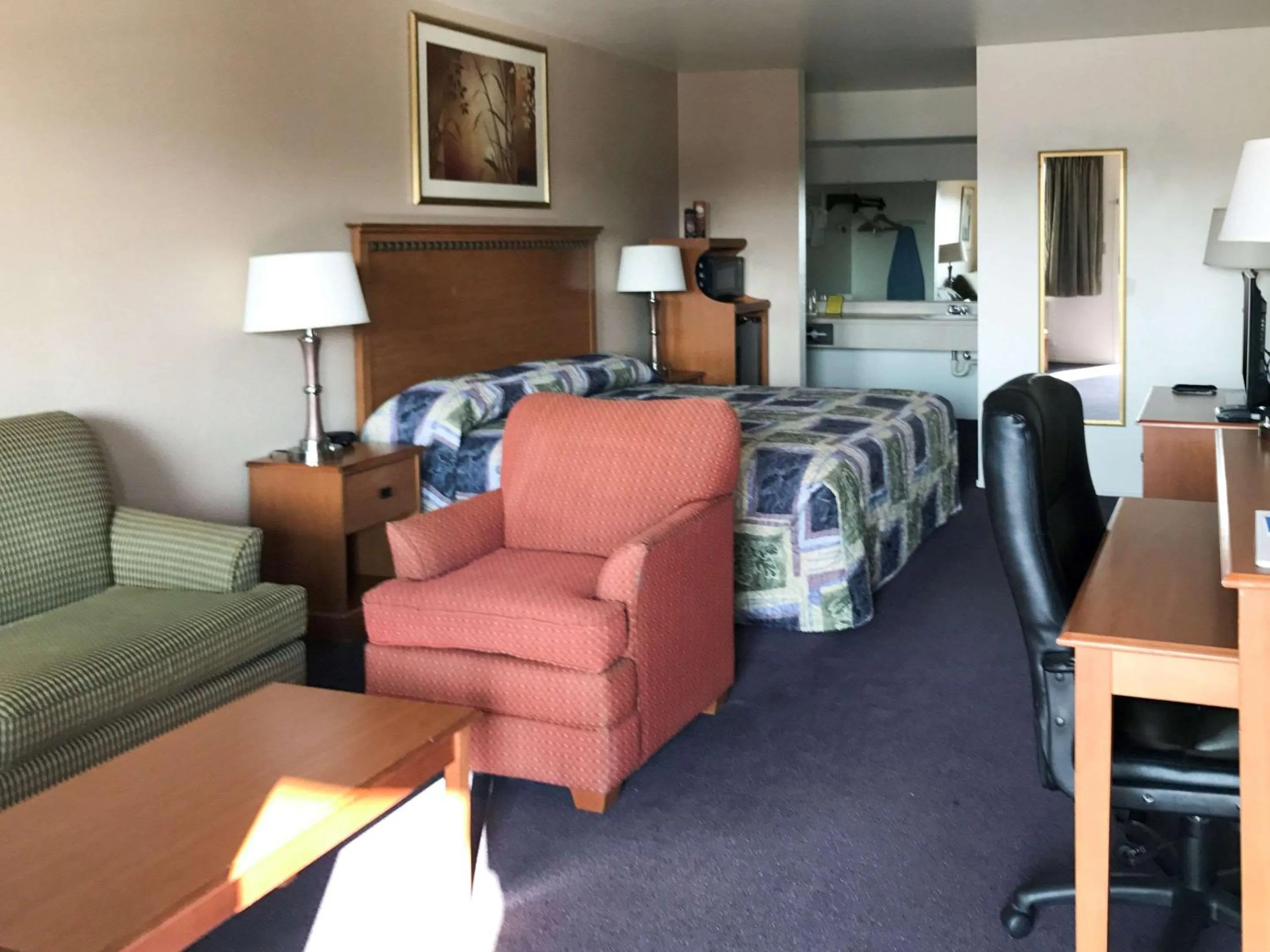 Photo of the whole room in Rodeway Inn Silver Creek Inn