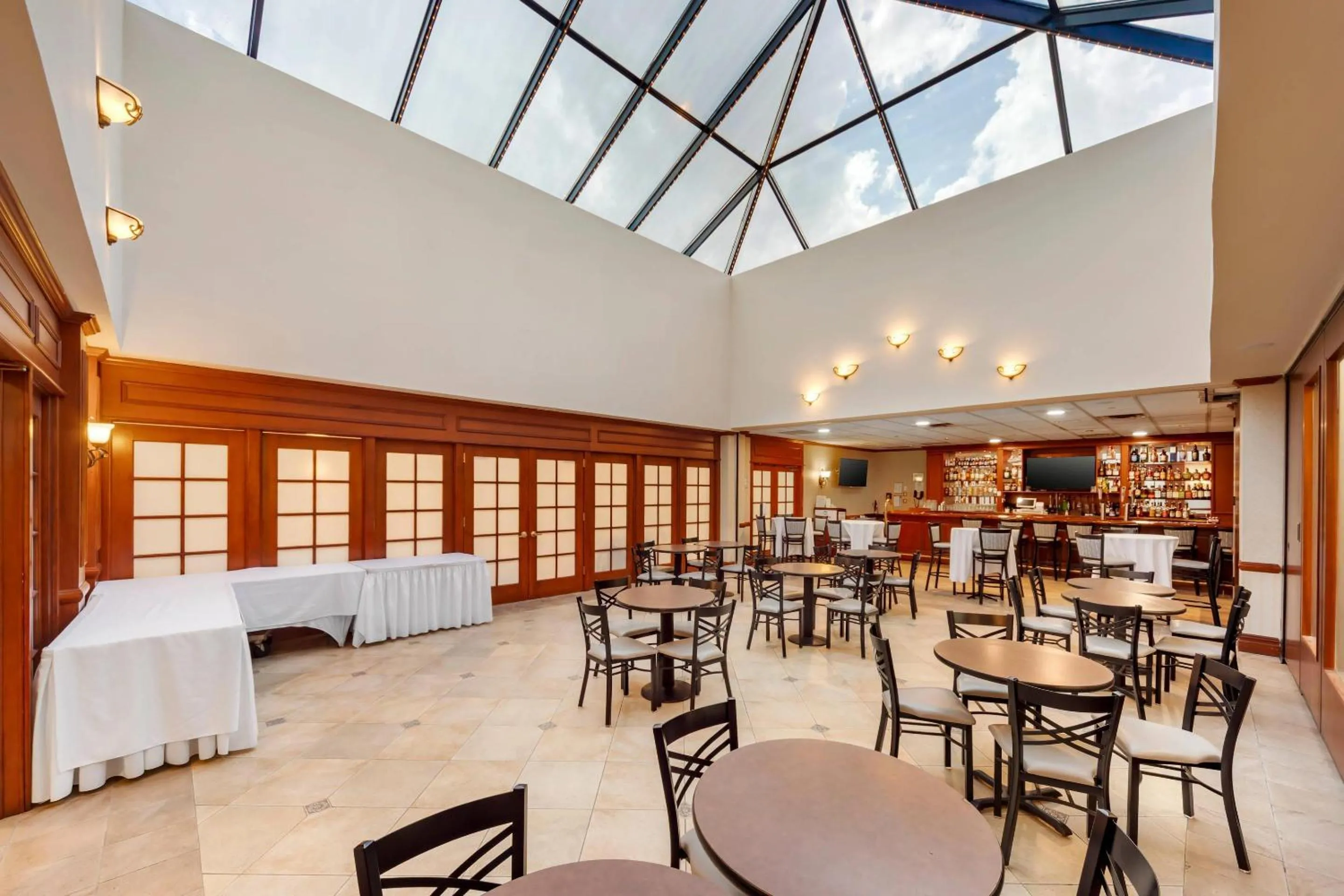 Lounge or bar in Clarion Hotel & Conference Center Toms River