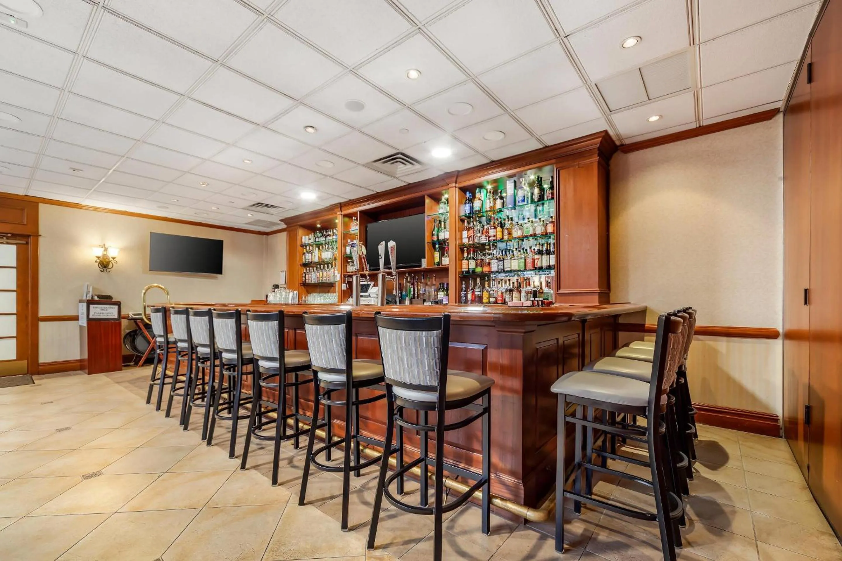 Lounge or bar in Clarion Hotel & Conference Center Toms River