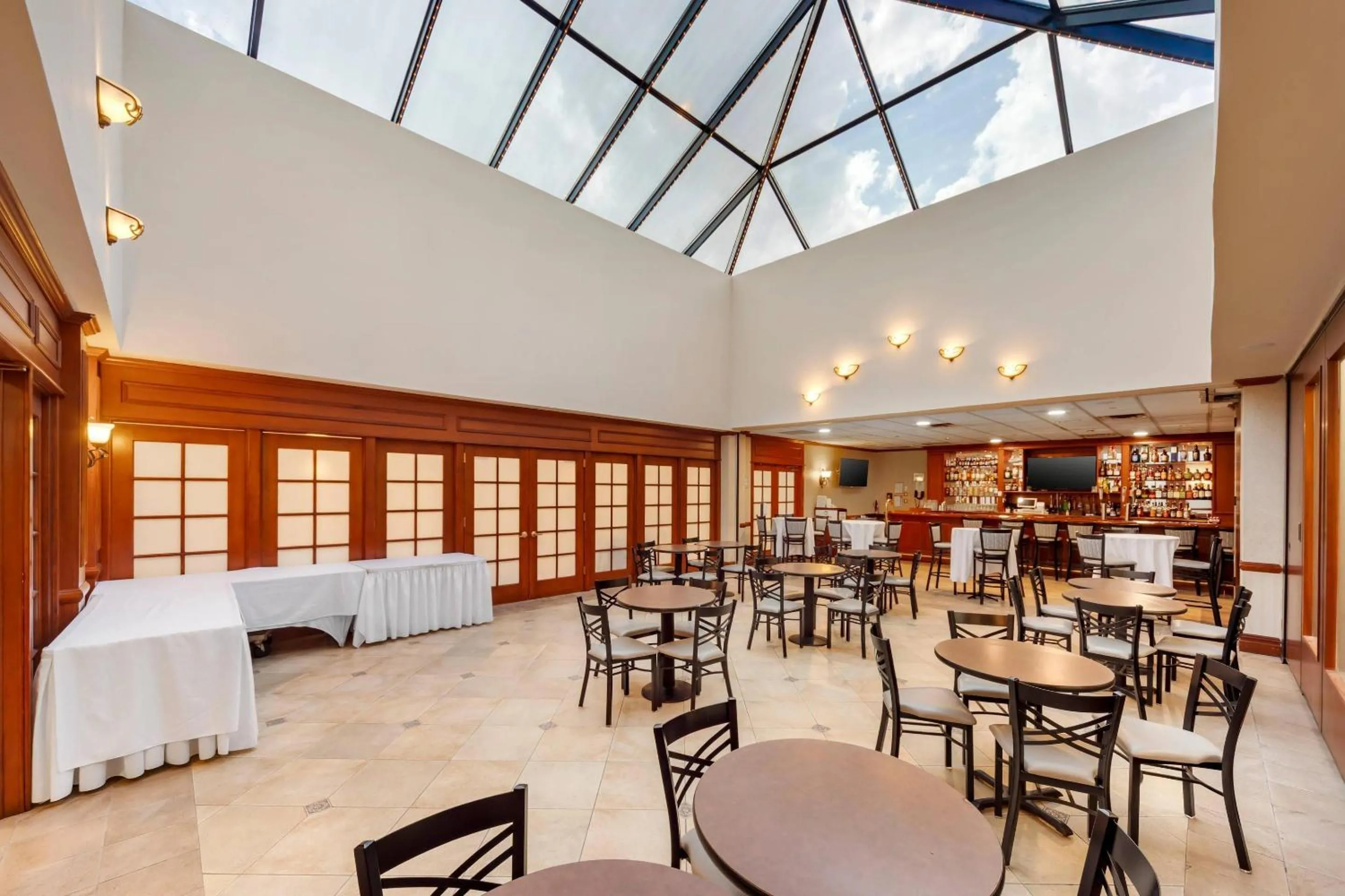 Lounge or bar in Clarion Hotel & Conference Center Toms River
