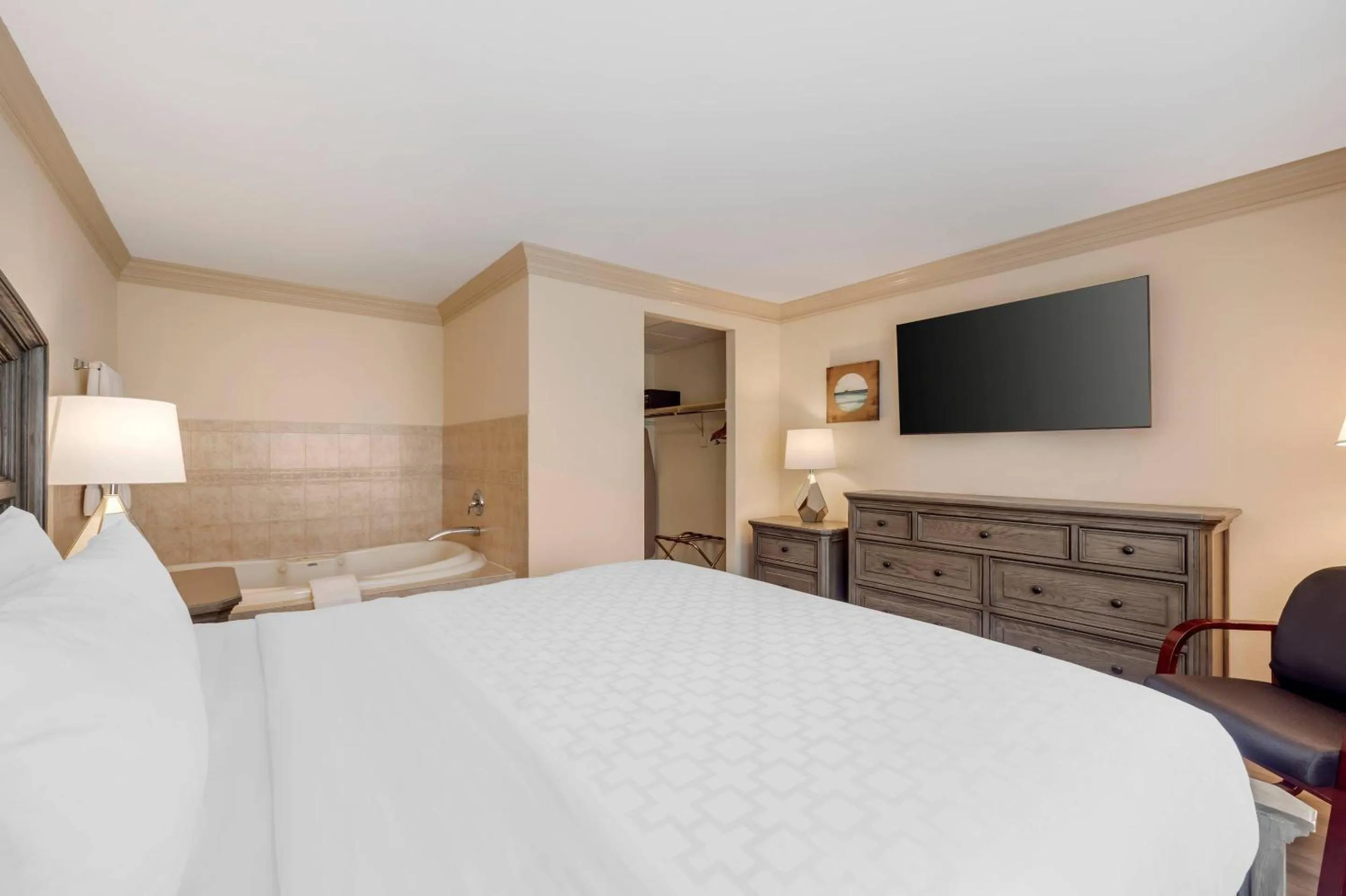 Bedroom, Bed in Clarion Hotel & Conference Center Toms River