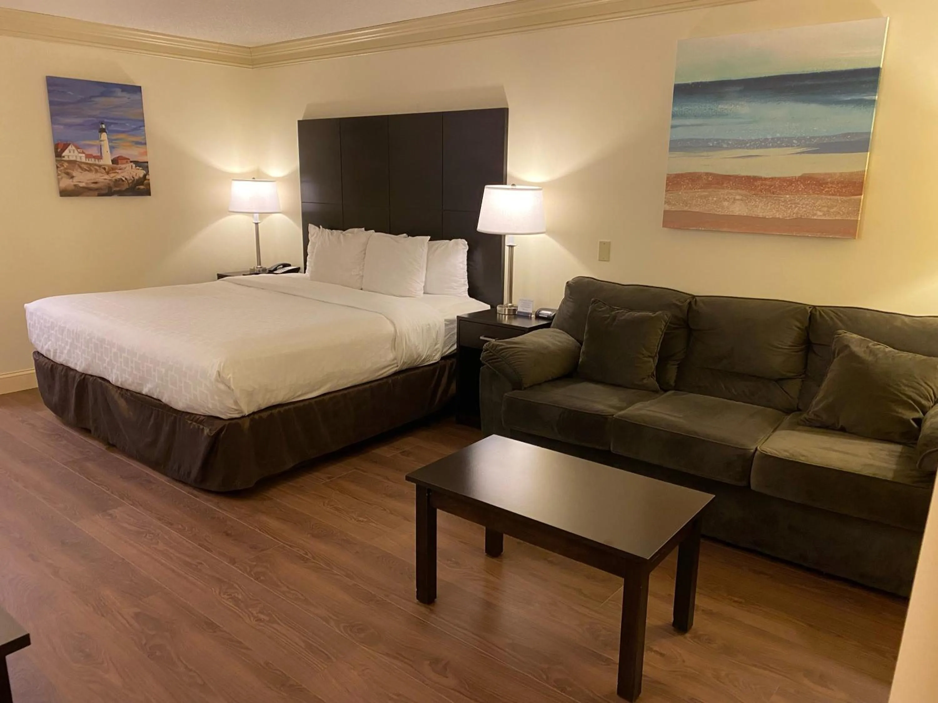 Bed in Clarion Hotel & Conference Center Toms River