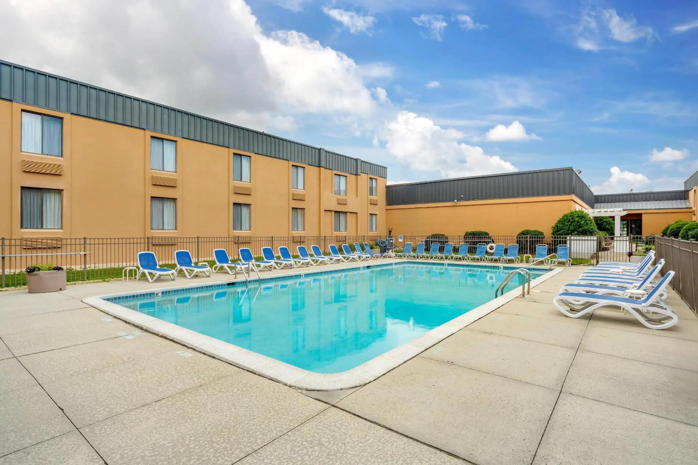 Swimming pool in Clarion Hotel & Conference Center Toms River