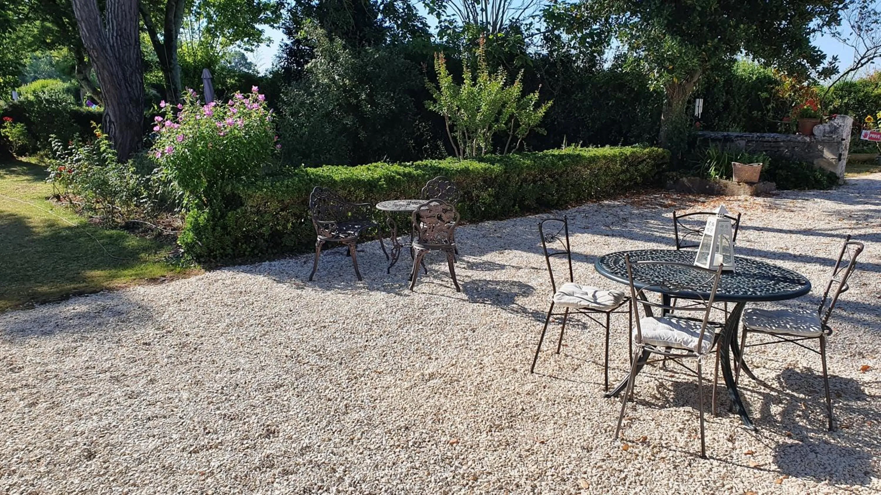 Patio in Le Logis d'Epargnes B&B and Gite