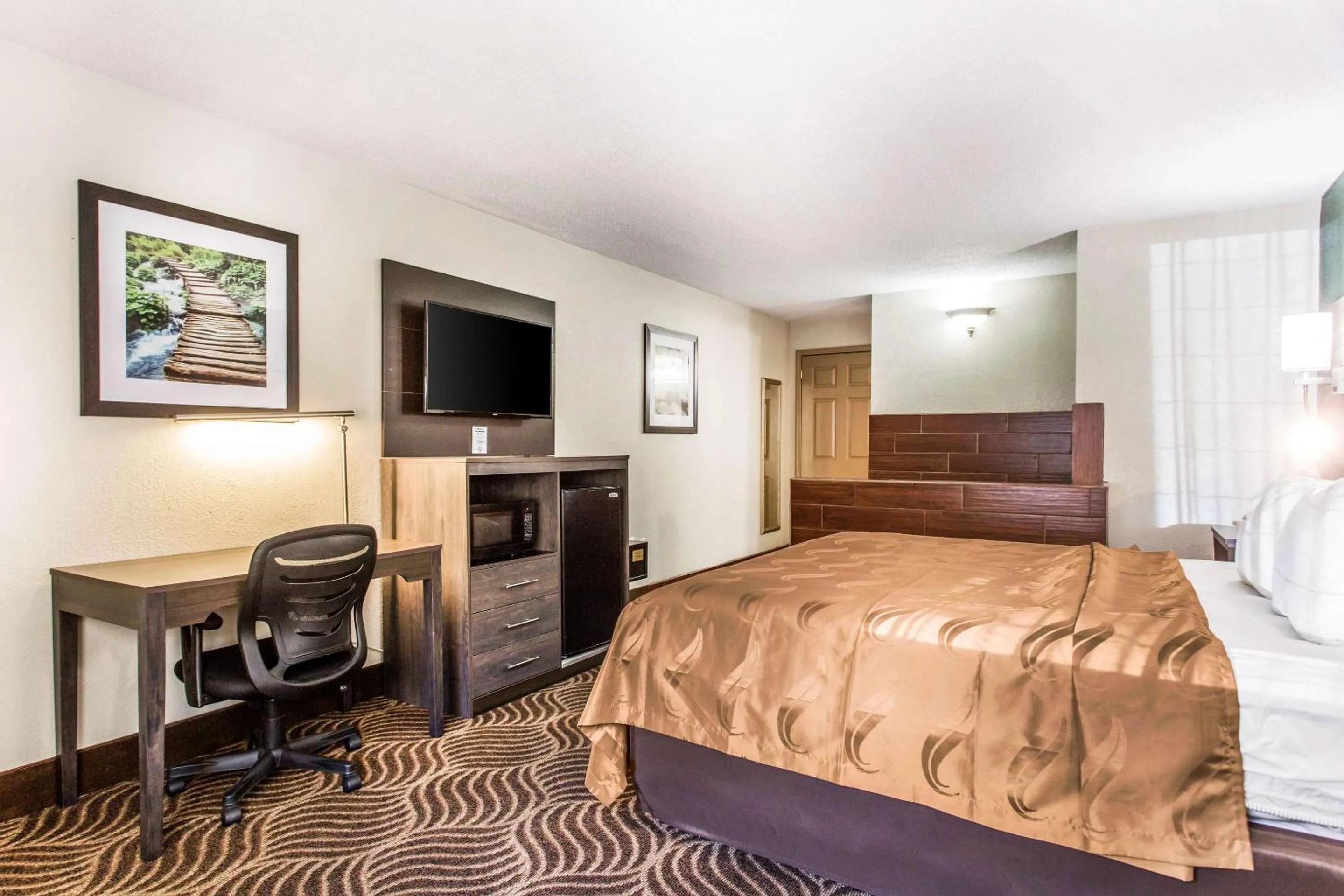 Bedroom, Bed in Quality Inn Black Mountain-Asheville East