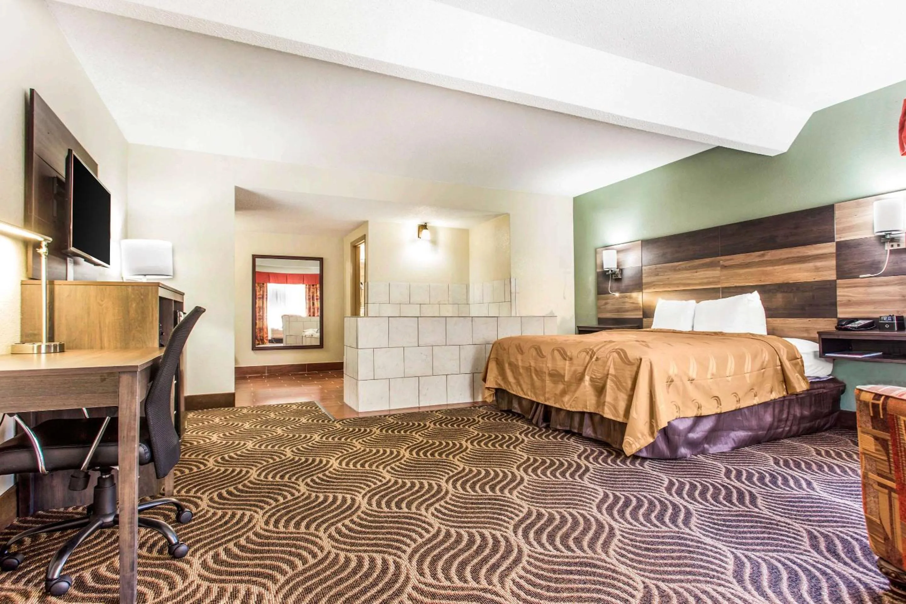 Bedroom, Bed in Quality Inn Black Mountain-Asheville East