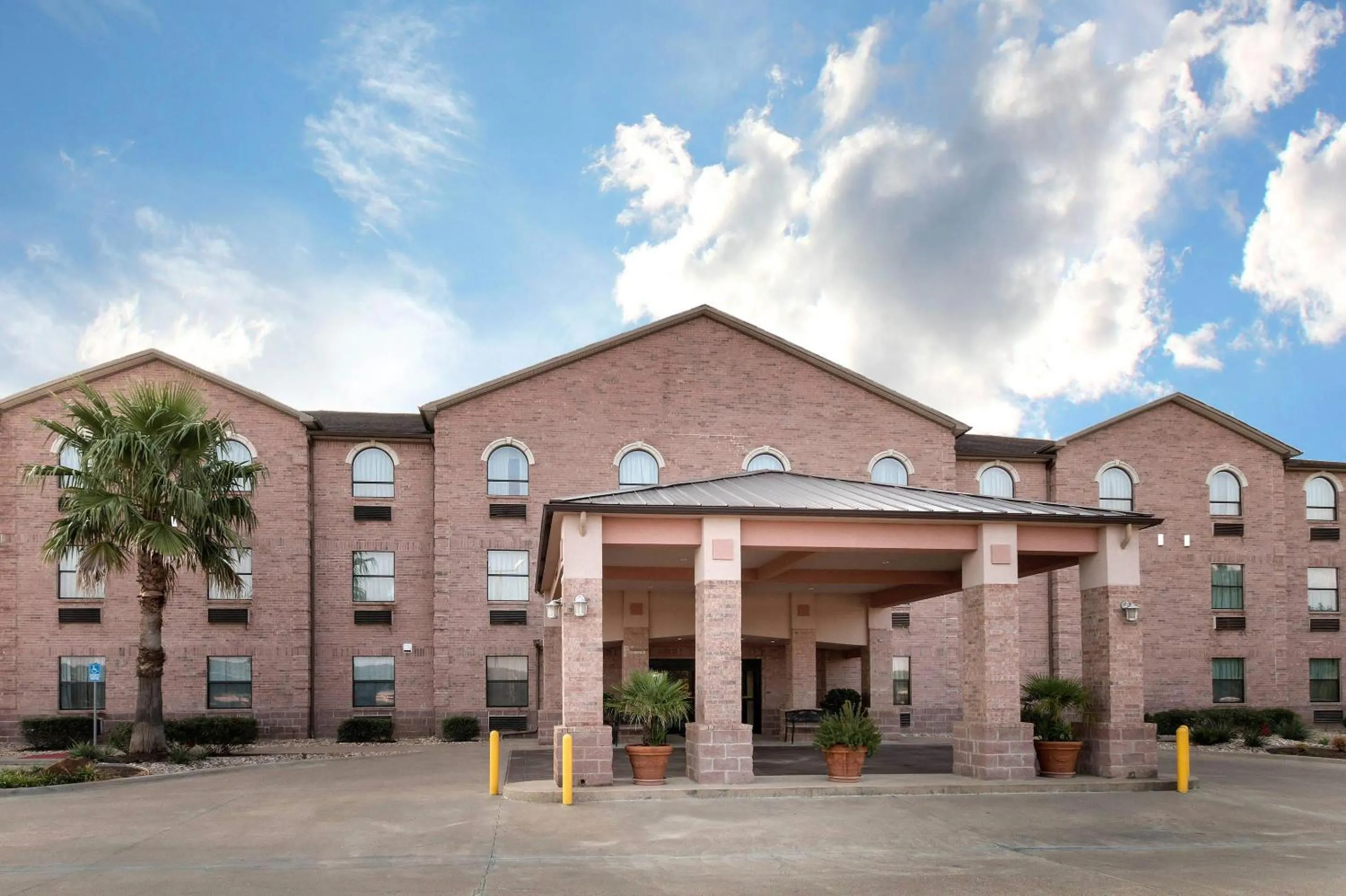 Property building in Quality Inn Buffalo