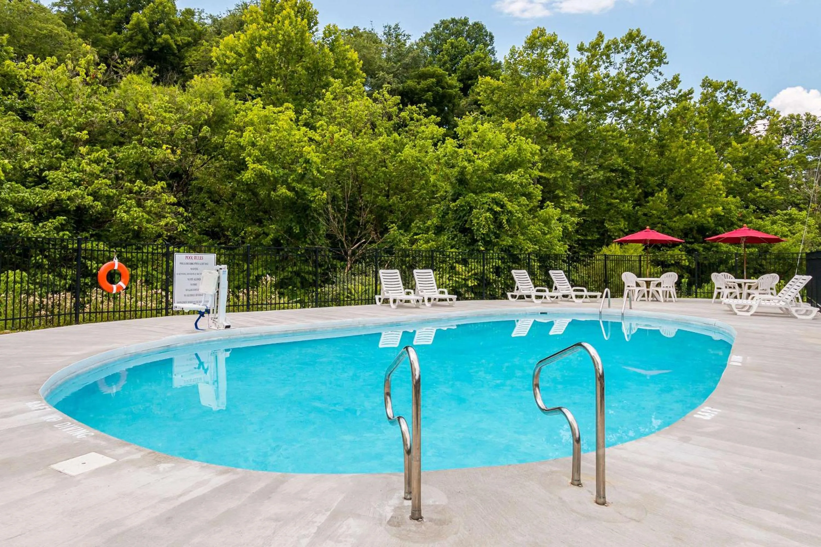 Swimming pool in Quality Inn Weston