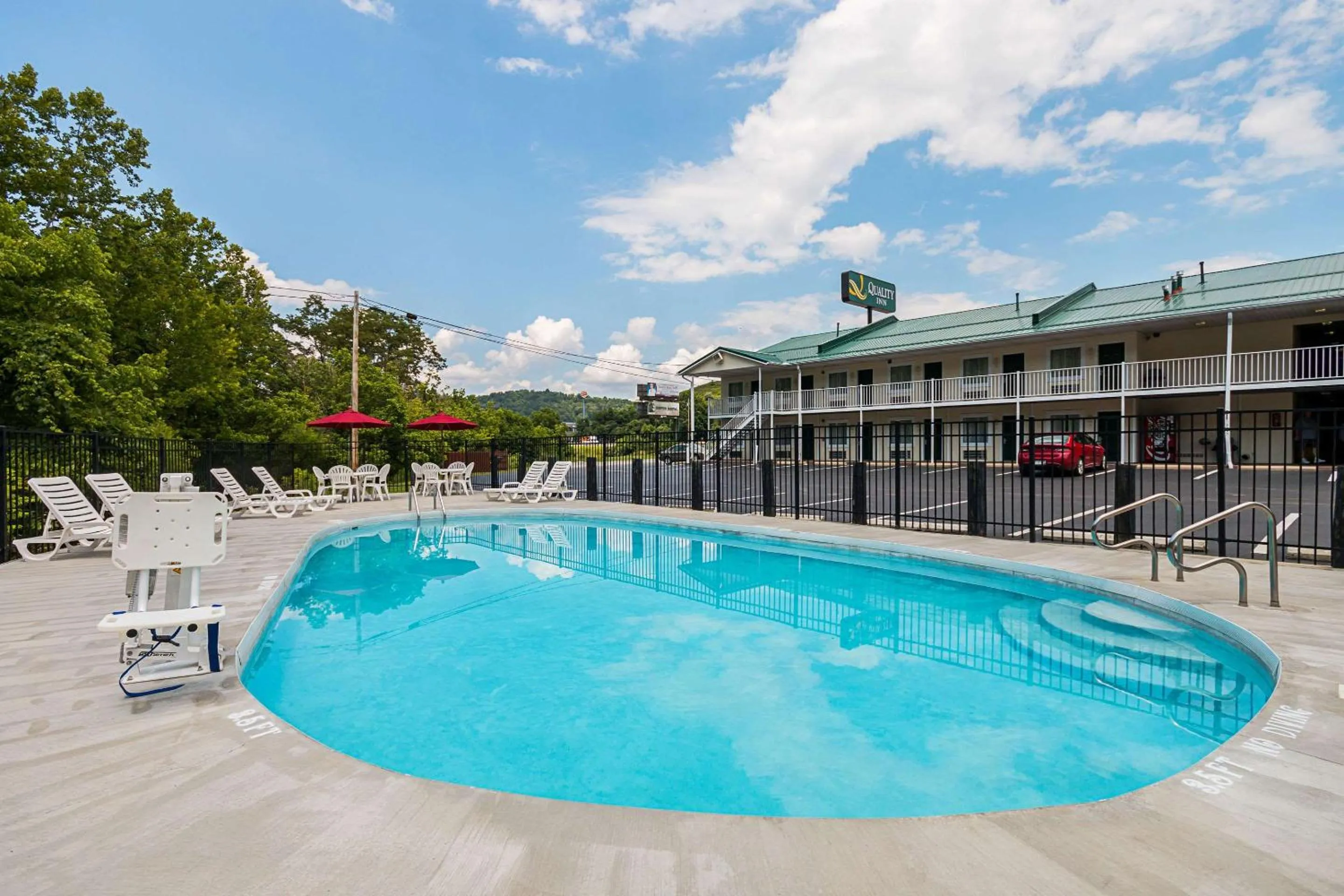 Swimming pool in Quality Inn Weston