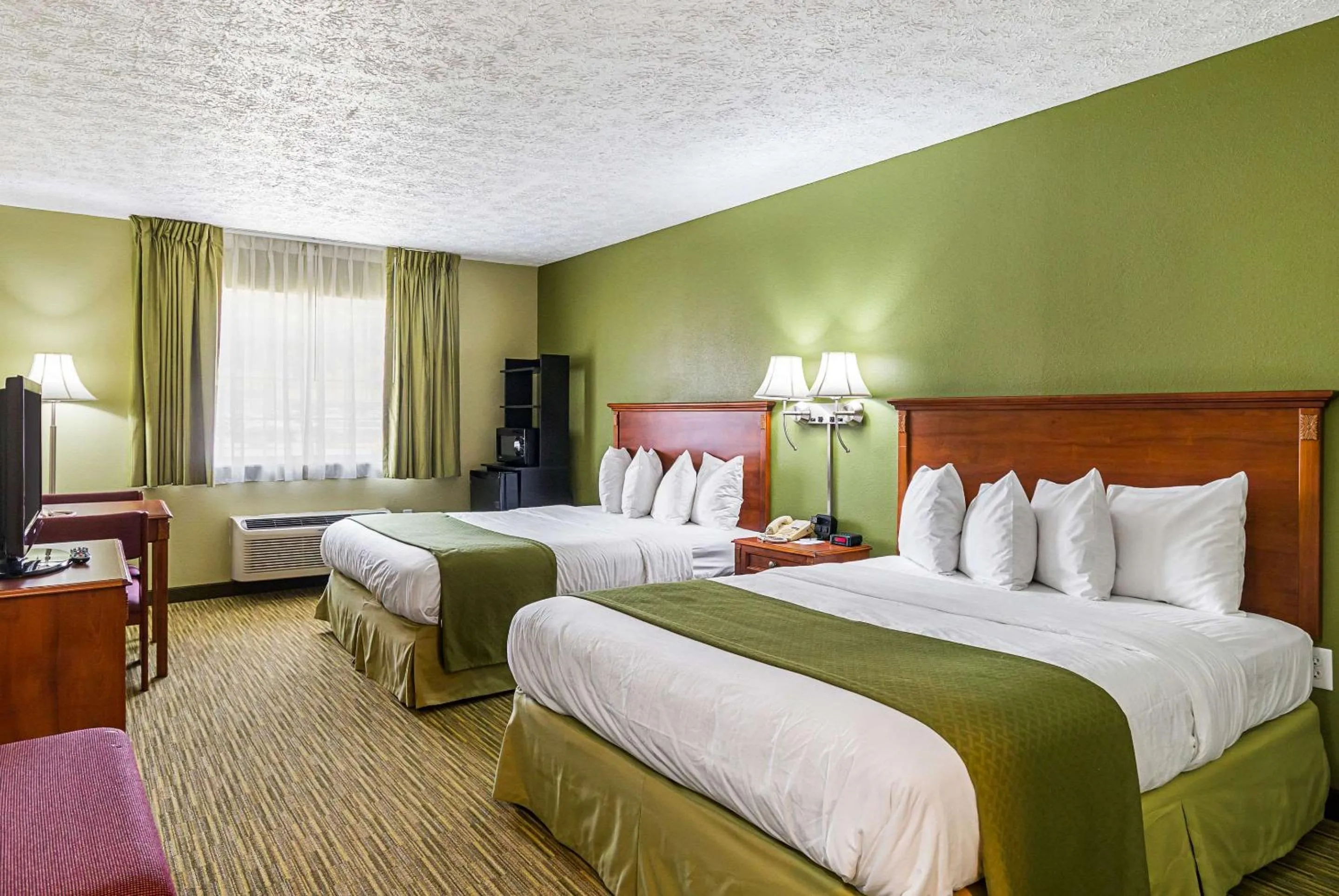 Bedroom, Bed in Quality Inn Weston