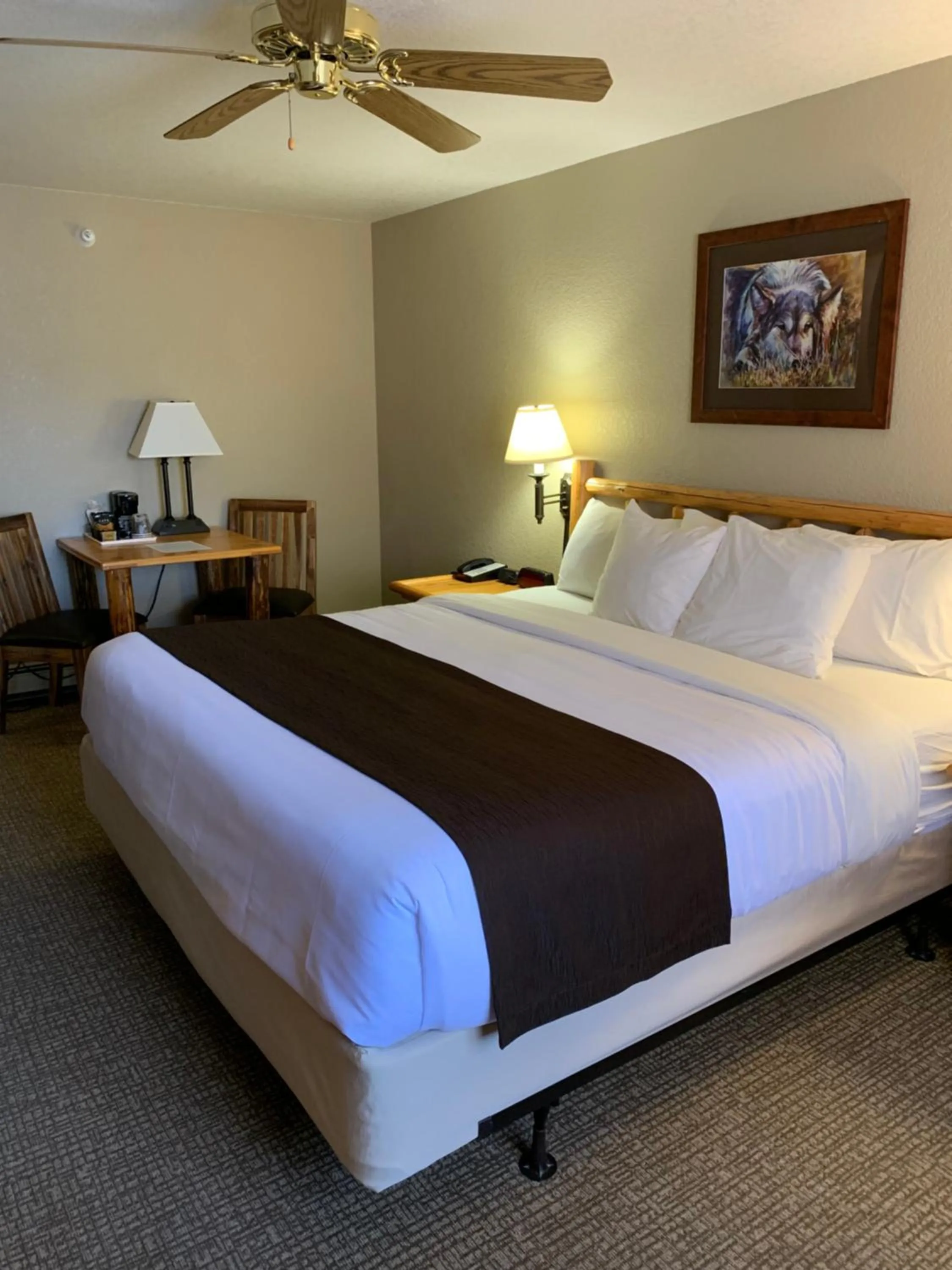 Bed in The Antler Lodge - Gardiner