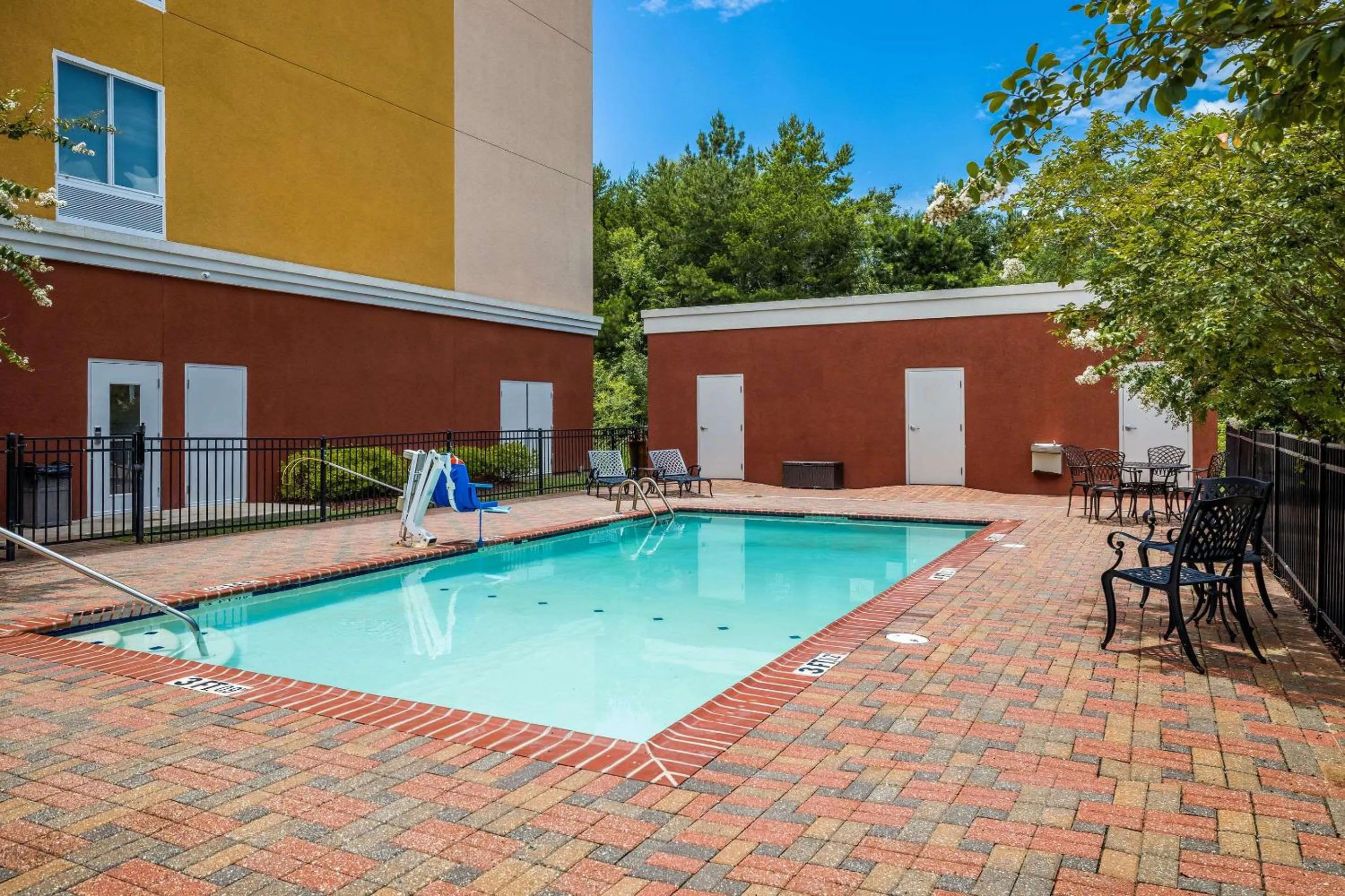 Swimming pool in Comfort Suites Denham Springs