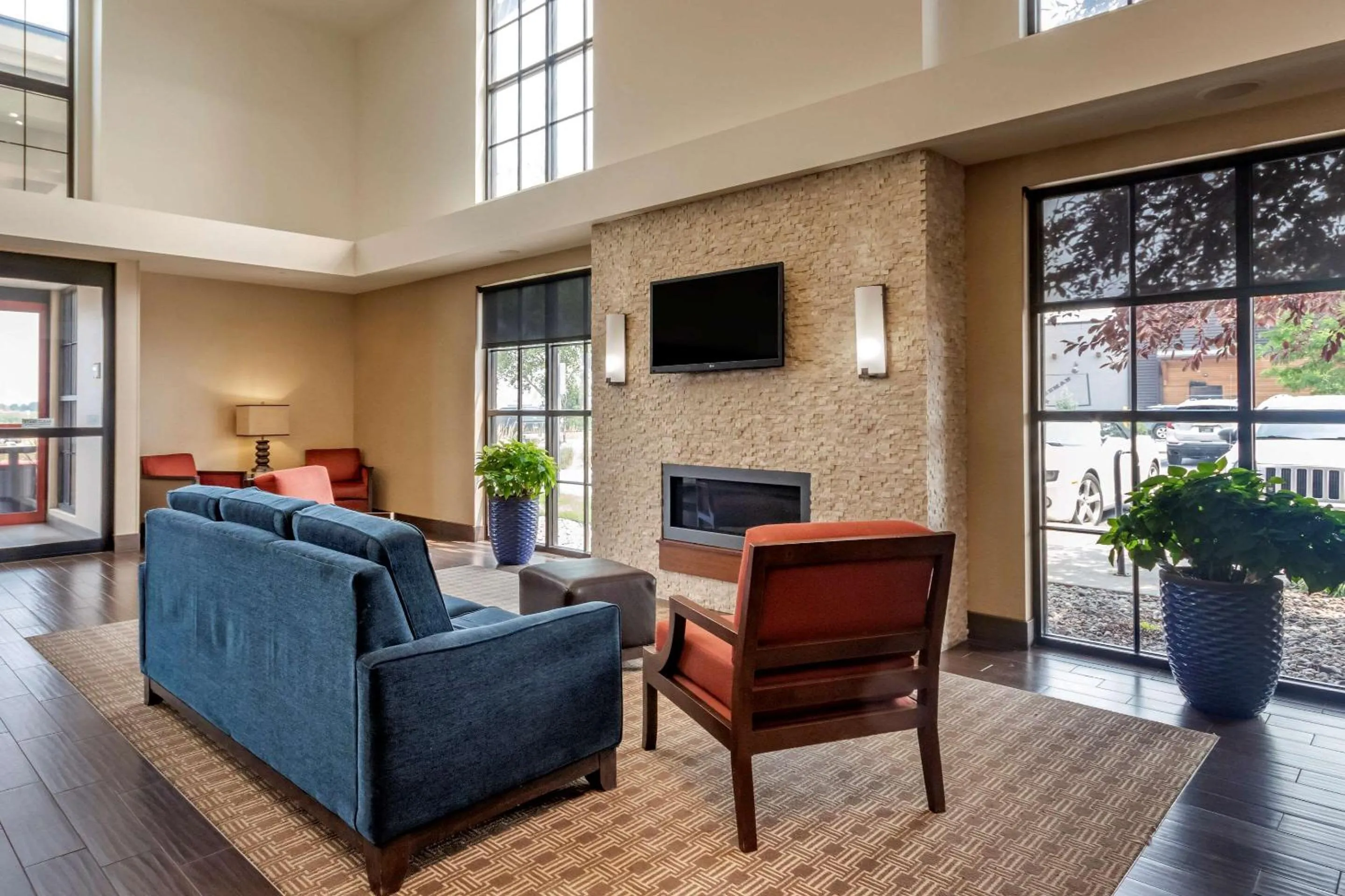 Lobby or reception in Comfort Suites Airport-University