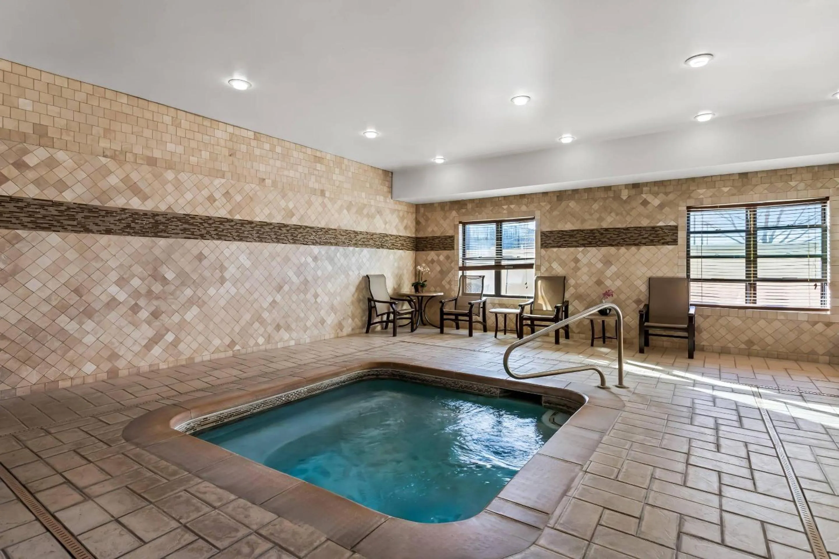 Swimming pool in Comfort Suites Roswell North