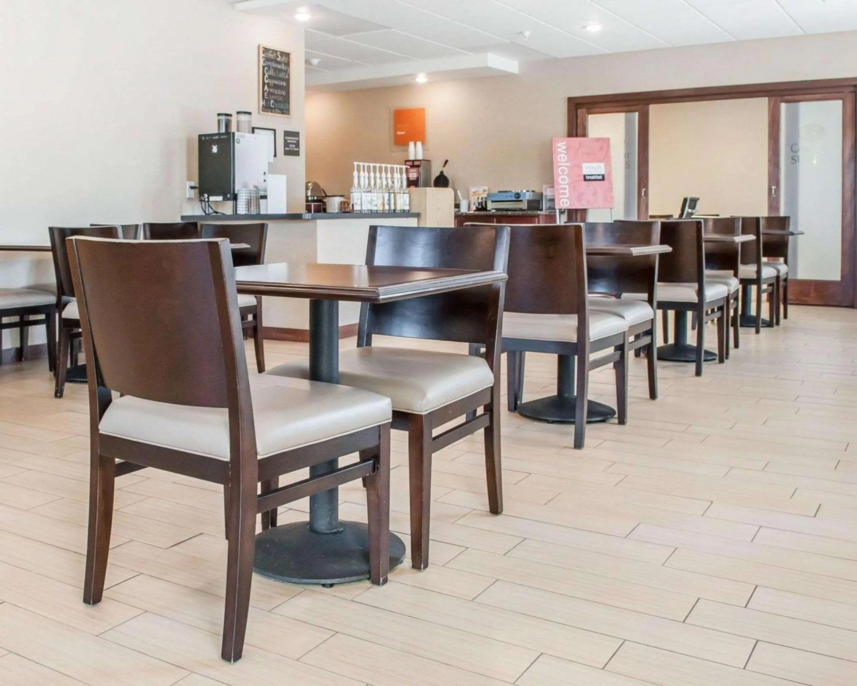 Breakfast in Comfort Suites Farmington