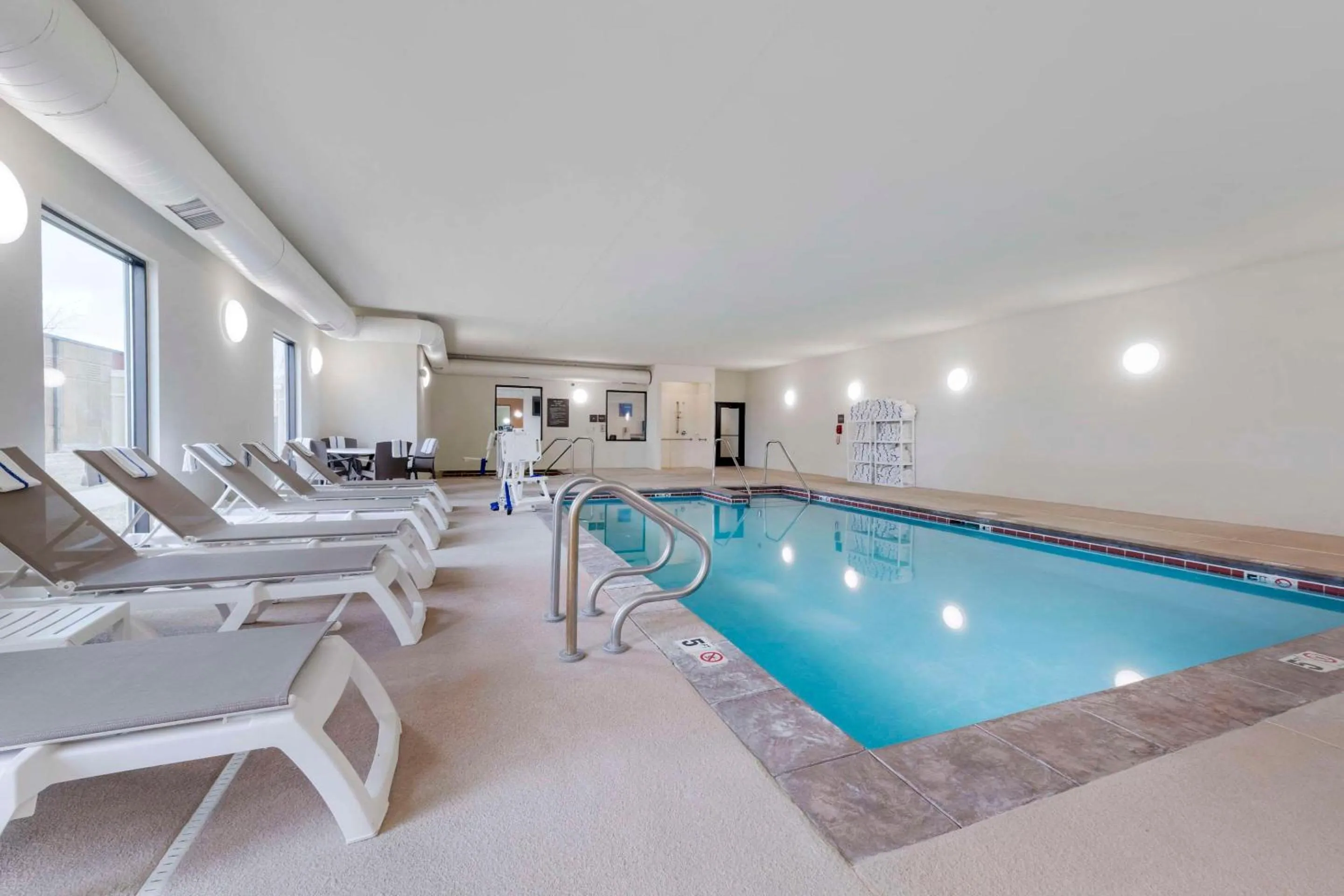 Swimming pool in Comfort Suites & Conference Center