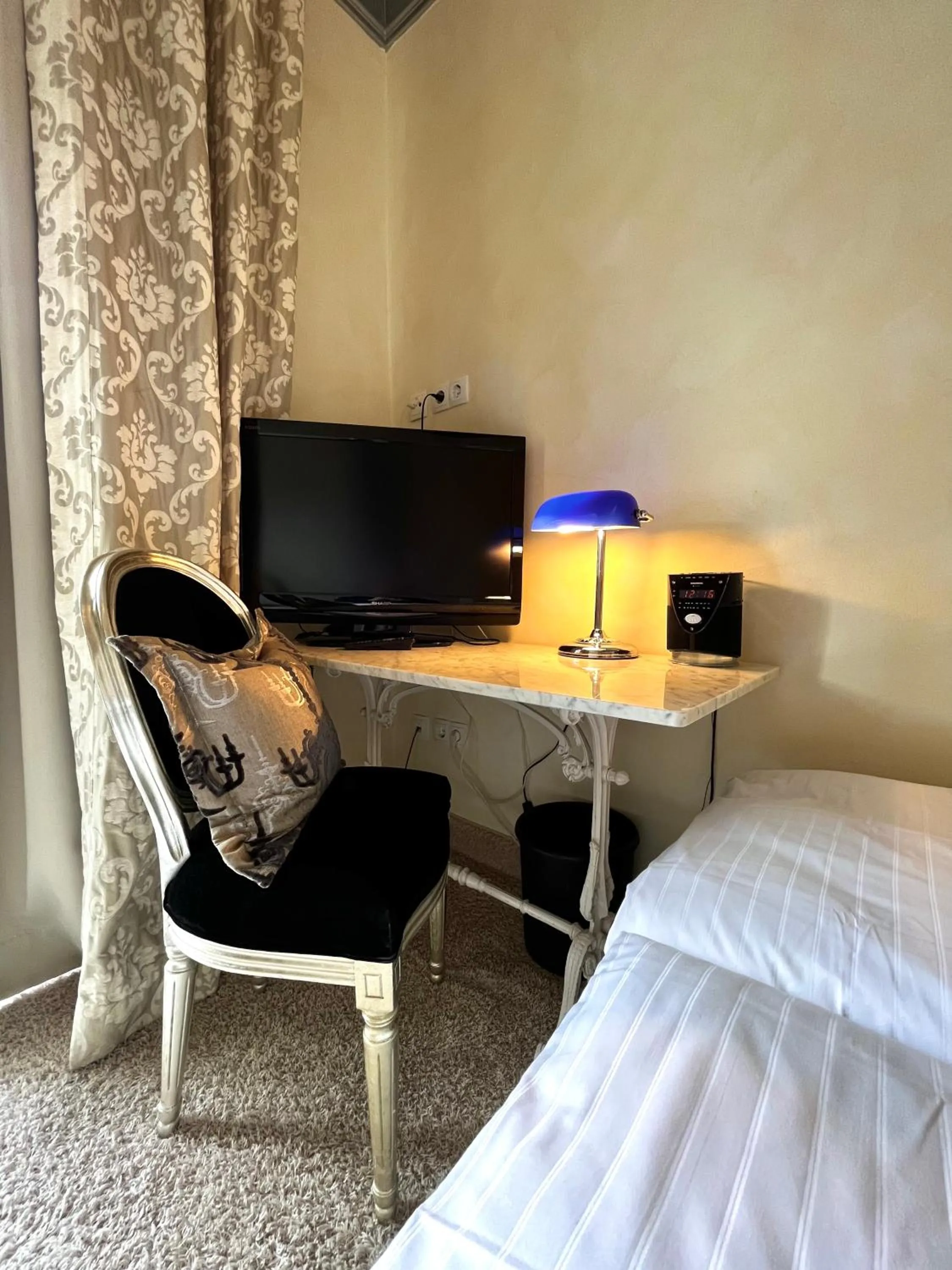 Evening entertainment, Bed in PARK VILLA zentral am Mittelrhein Zimmer&Apartments Self check in Aparthotel