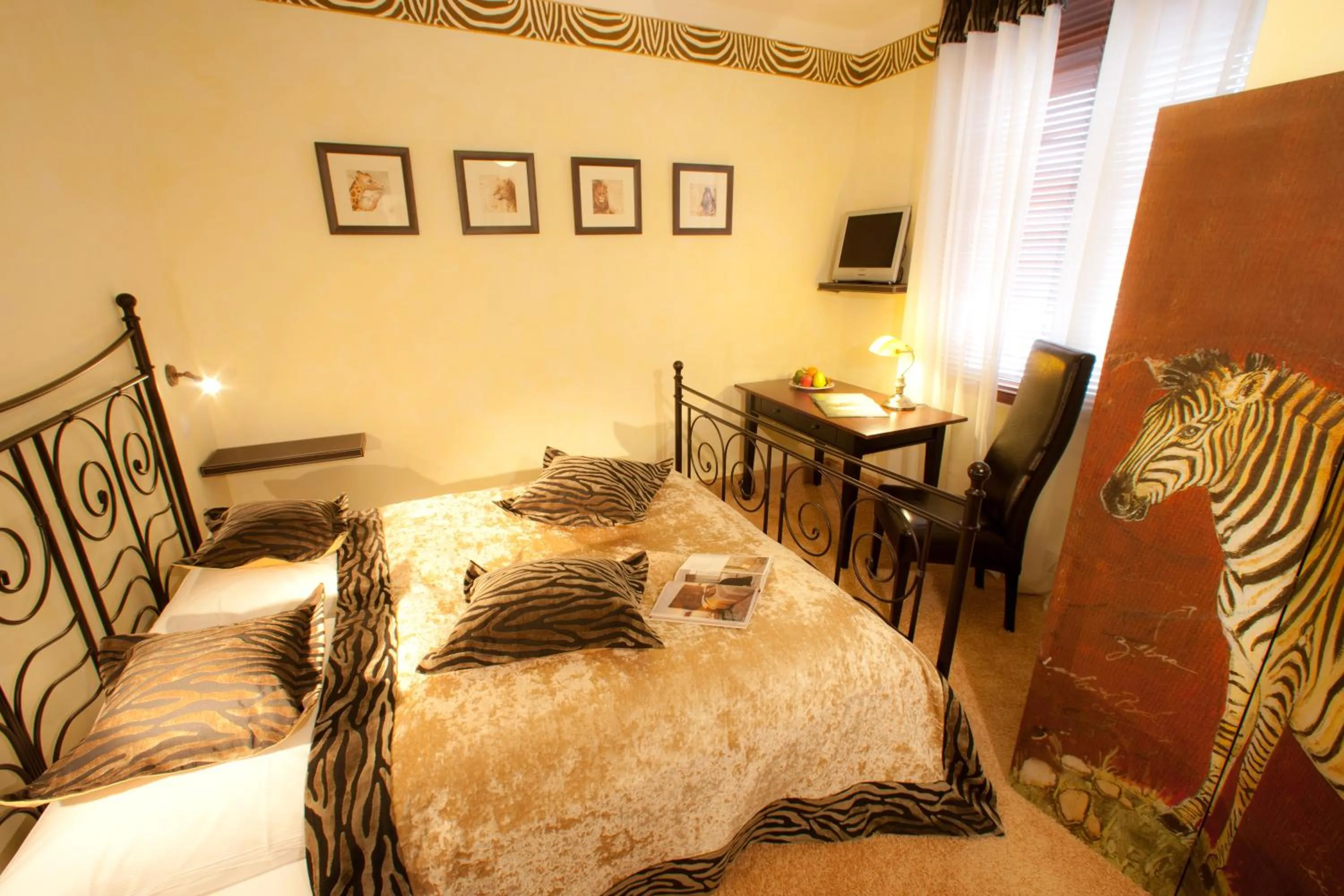 Living room, Bed in PARK VILLA zentral am Mittelrhein Zimmer&Apartments Self check in Aparthotel