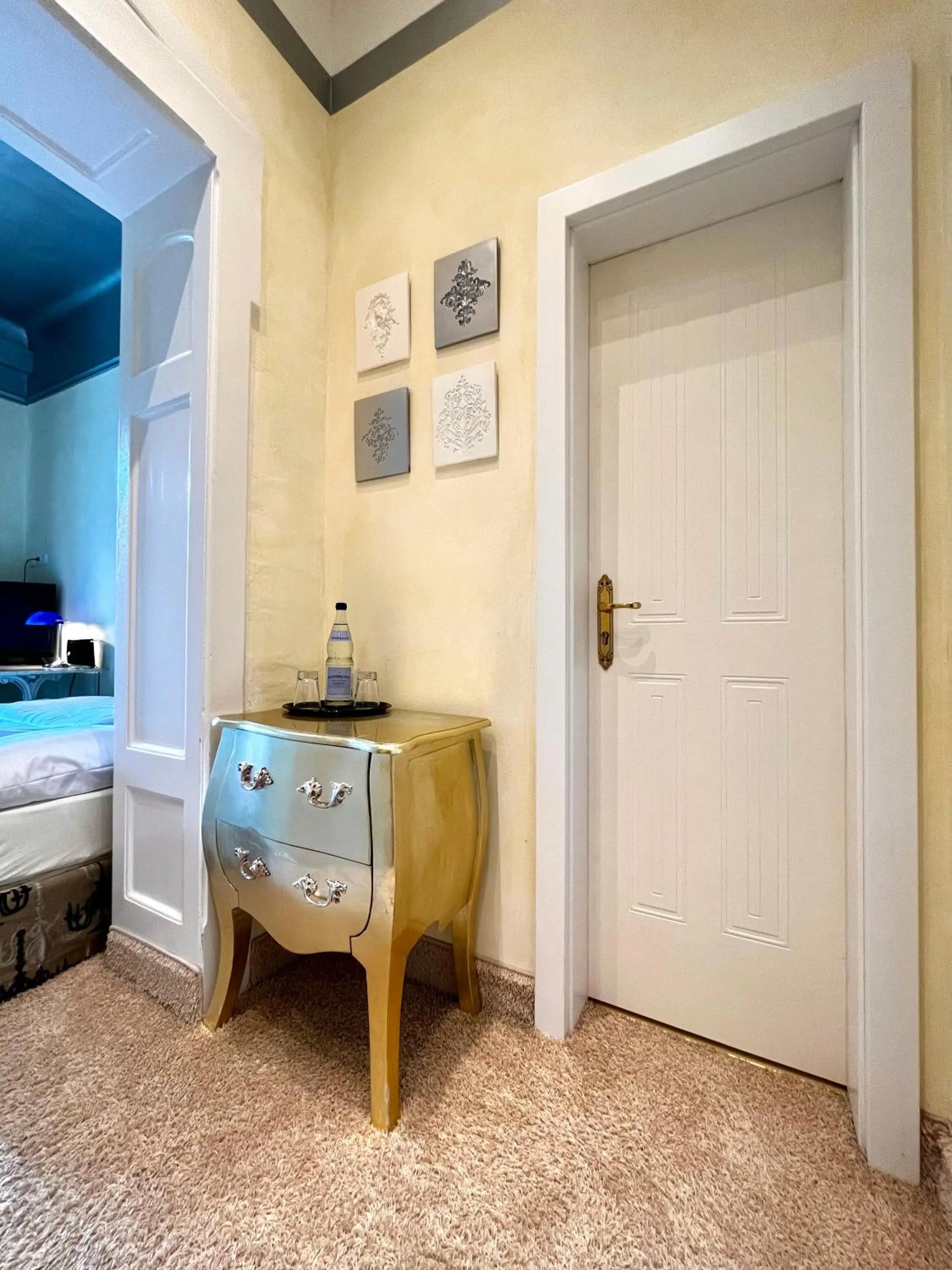 Photo of the whole room, Bed in PARK VILLA zentral am Mittelrhein Zimmer&Apartments Self check in Aparthotel