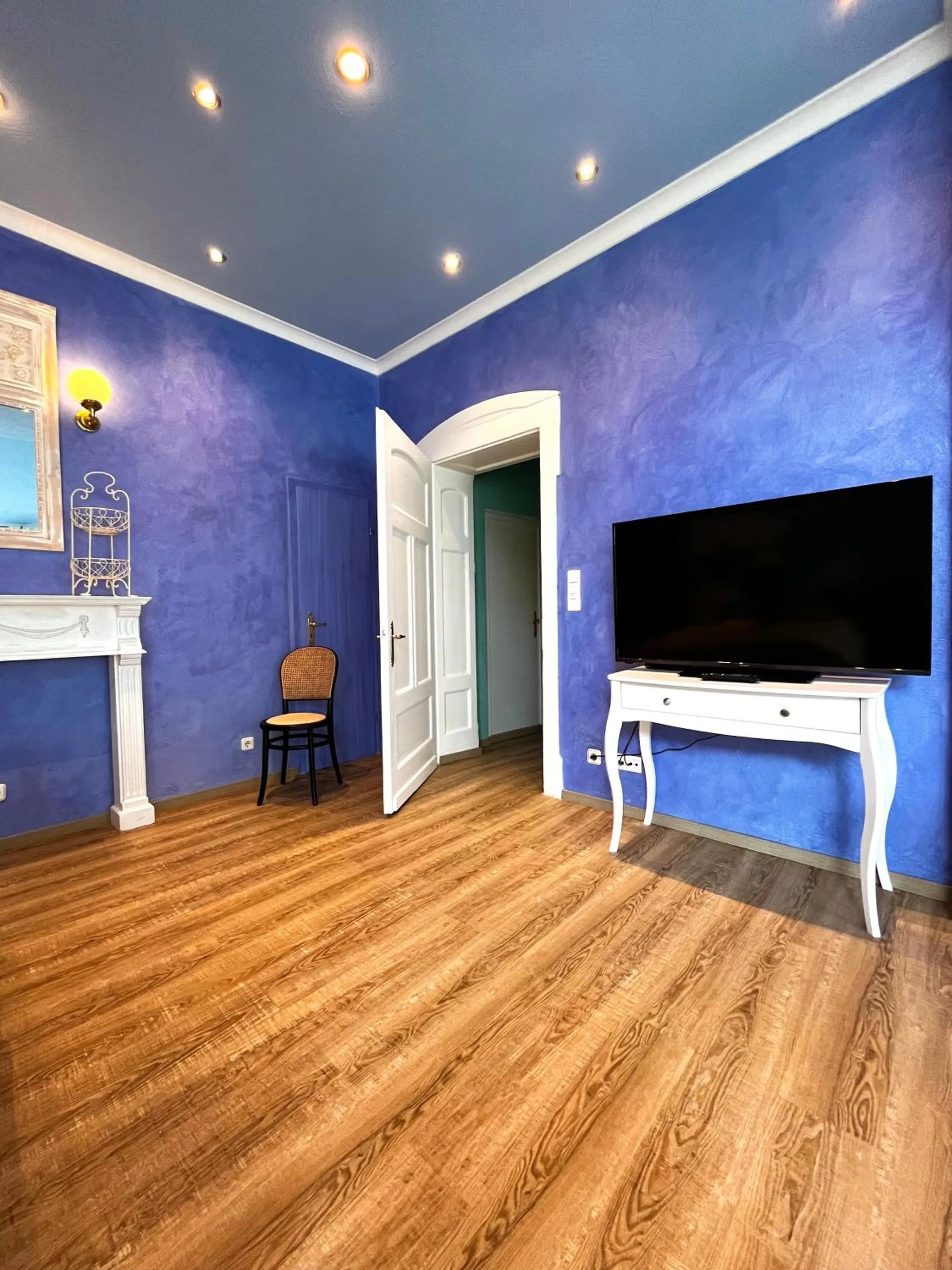 TV and multimedia in PARK VILLA zentral am Mittelrhein Zimmer&Apartments Self check in Aparthotel