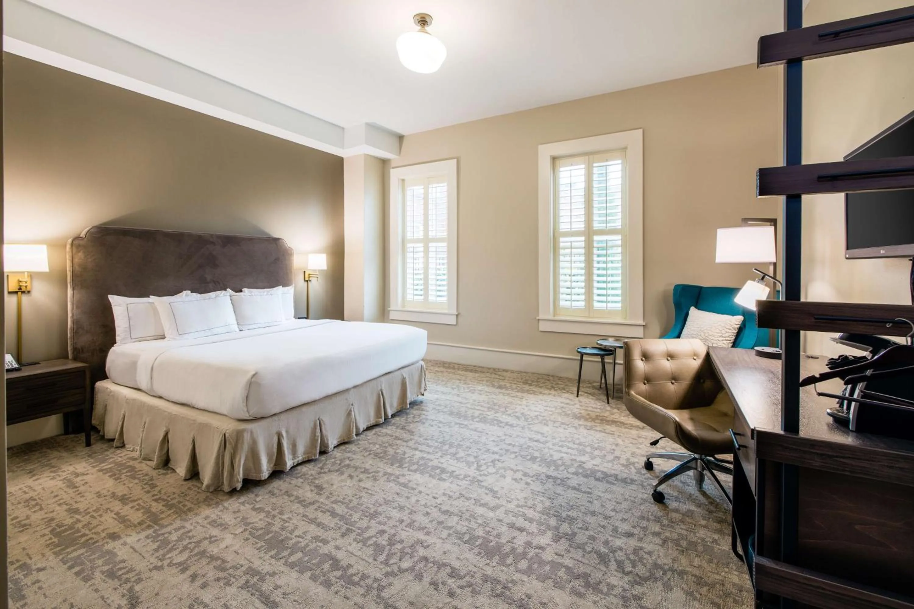 Bedroom, Bed in Hotel Florence, Tapestry Collection by Hilton