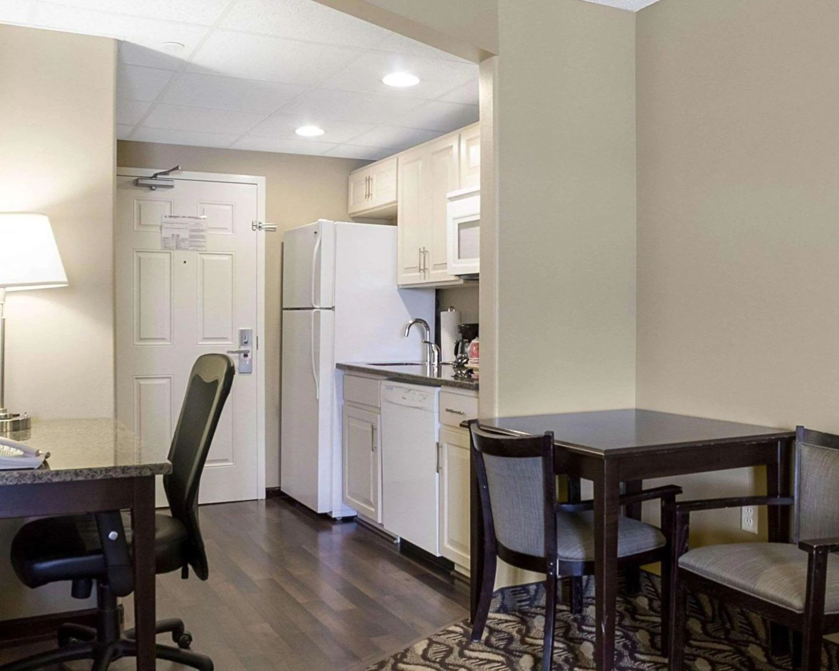 Kitchen or kitchenette in MainStay Suites Bismarck