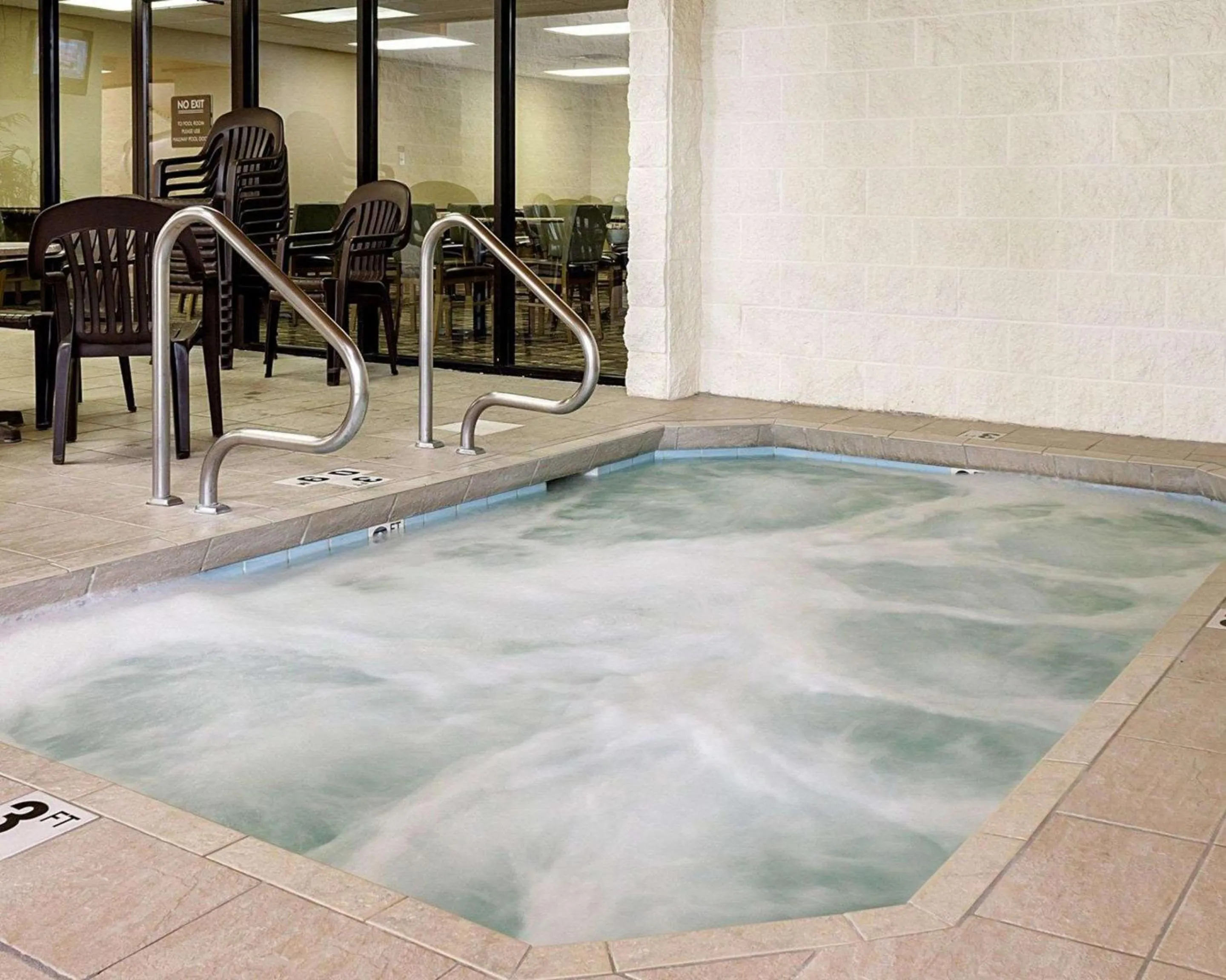 Hot Tub in MainStay Suites Bismarck