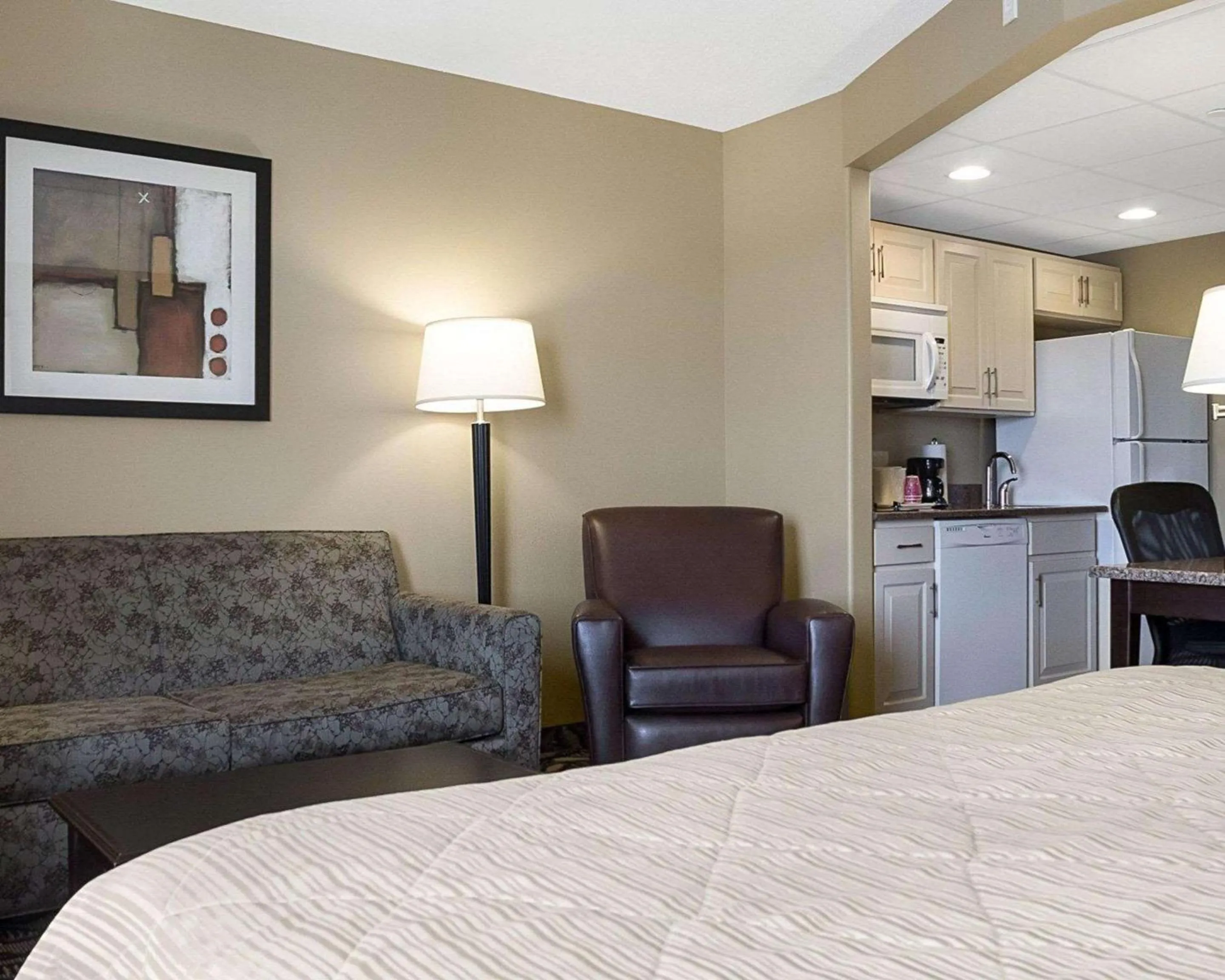 Kitchen or kitchenette in MainStay Suites Bismarck